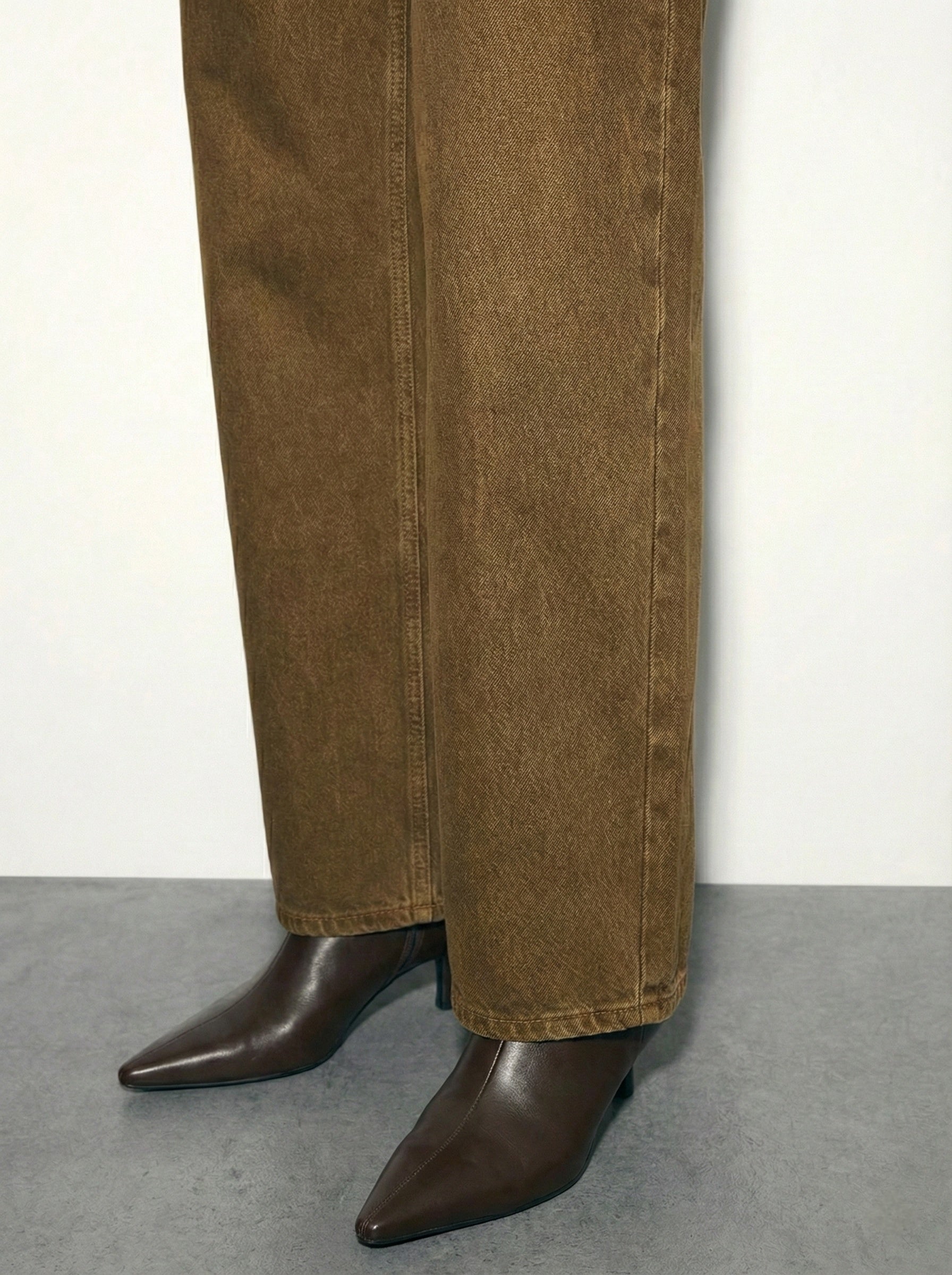 מכנסי ג'ינס חומים בגזרה ישרה