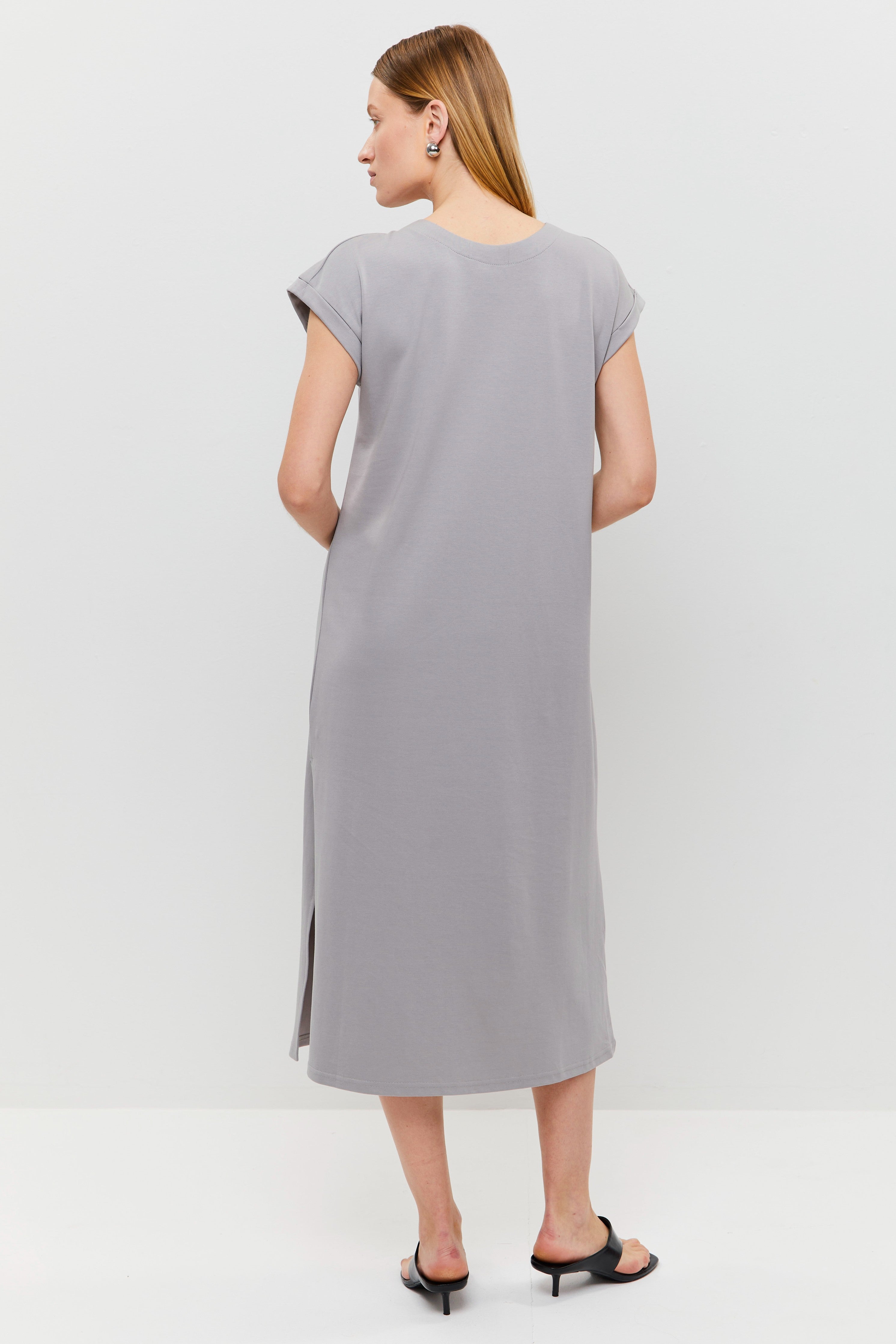 שמלת מידי אפורה אלגנטית בגזרה רפויה