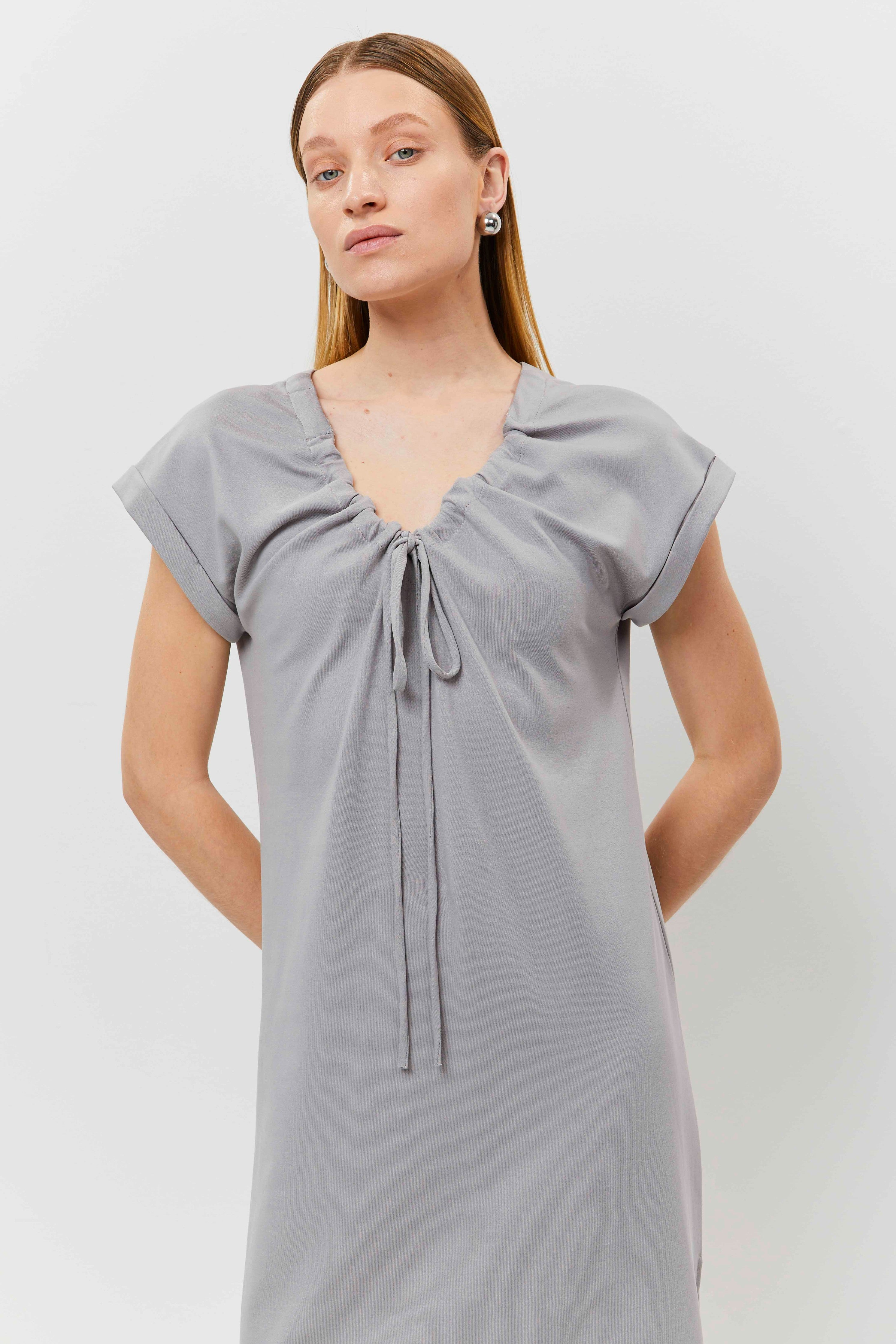 שמלת מידי אפורה אלגנטית בגזרה רפויה