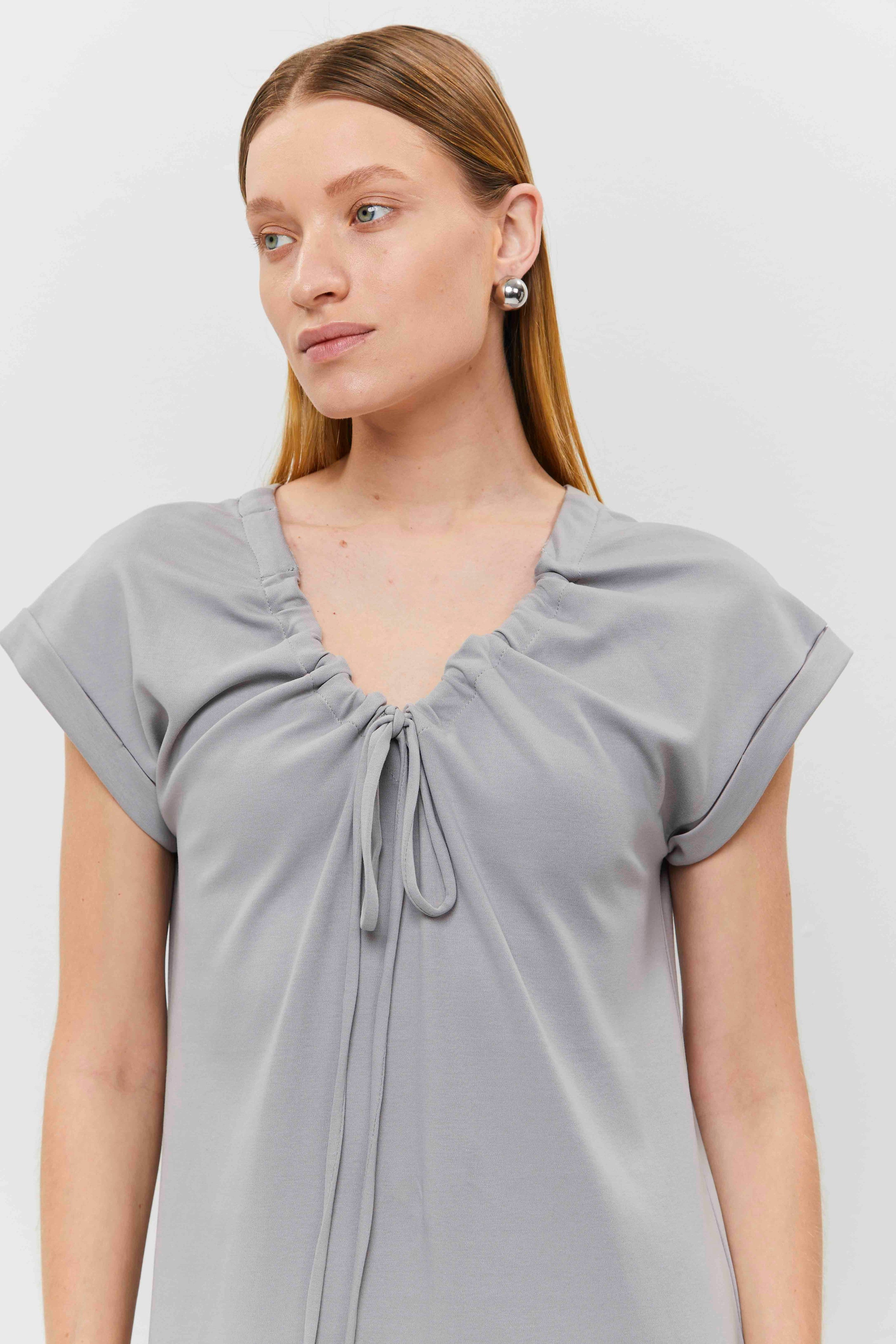 שמלת מידי אפורה אלגנטית בגזרה רפויה