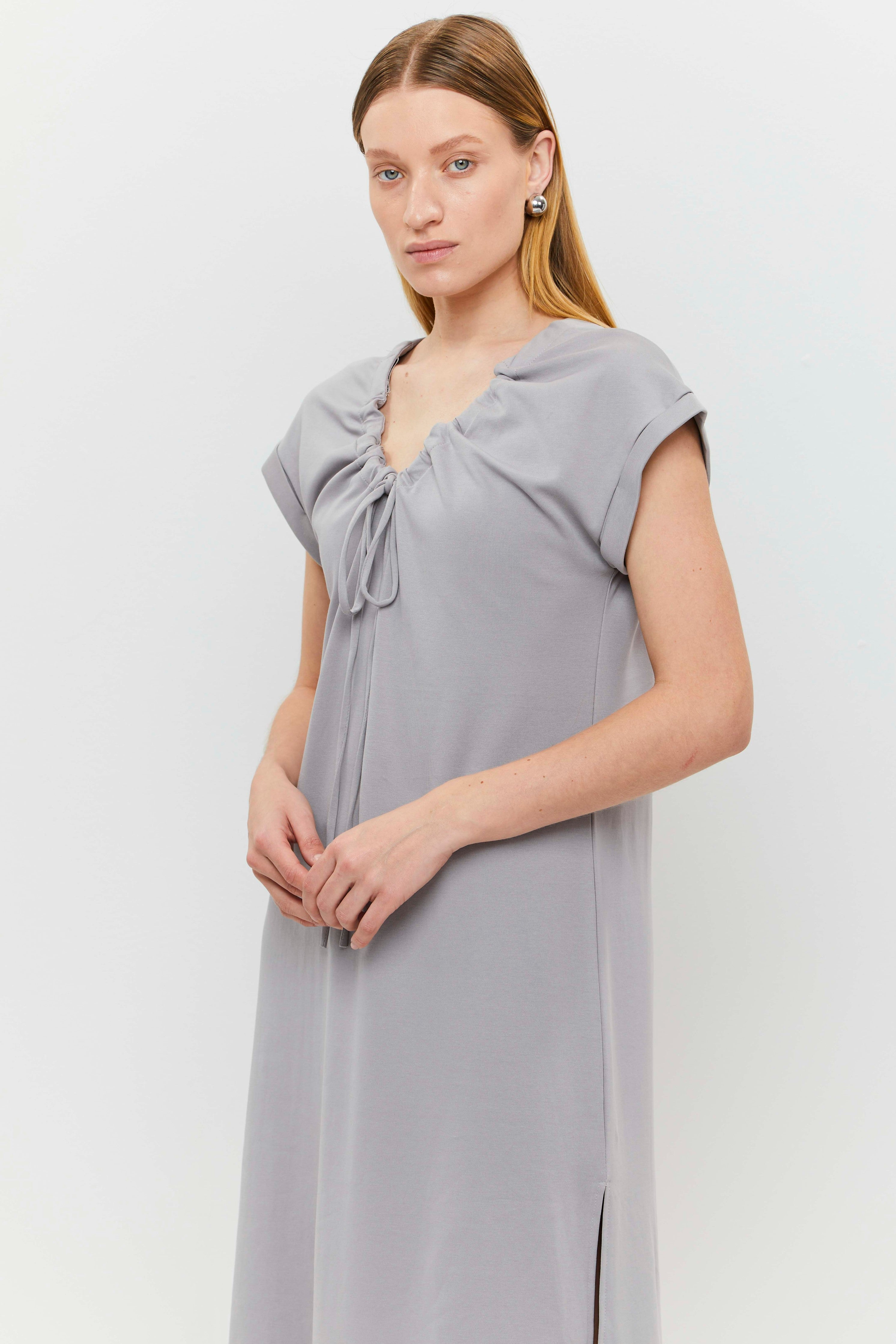 שמלת מידי אפורה אלגנטית בגזרה רפויה