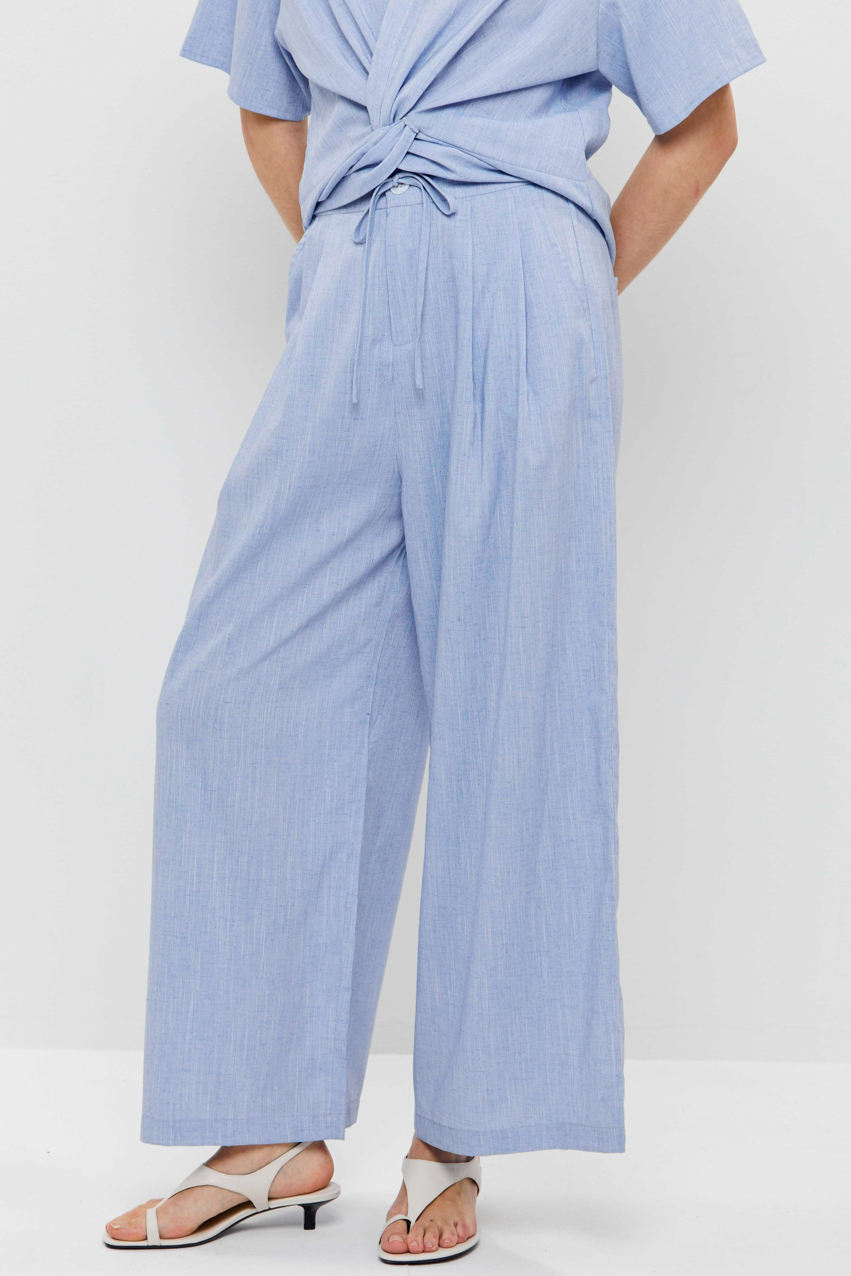 מכנסיים כחולים רחבים בגזרה משוחררת