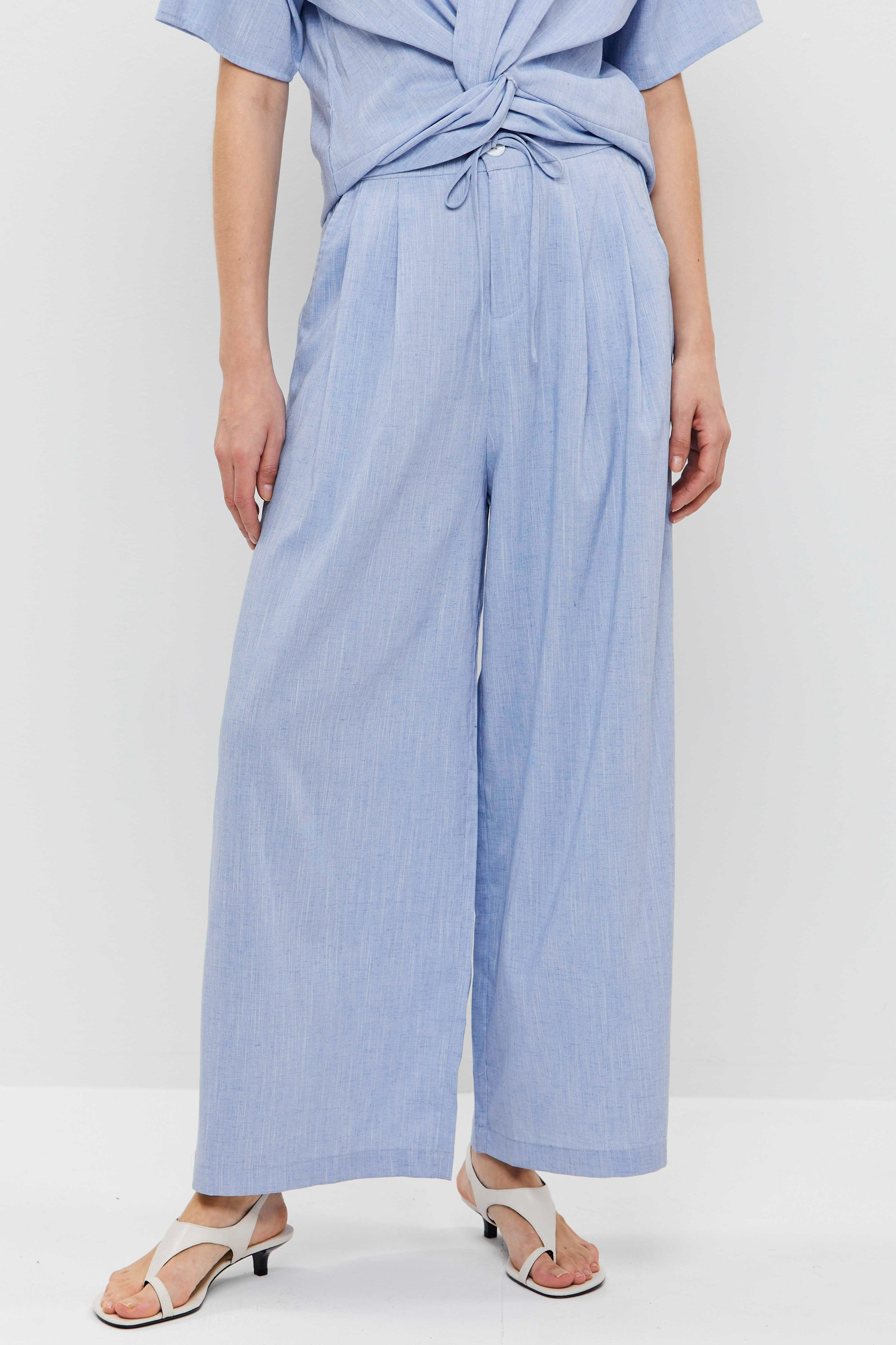 מכנסיים כחולים רחבים בגזרה משוחררת