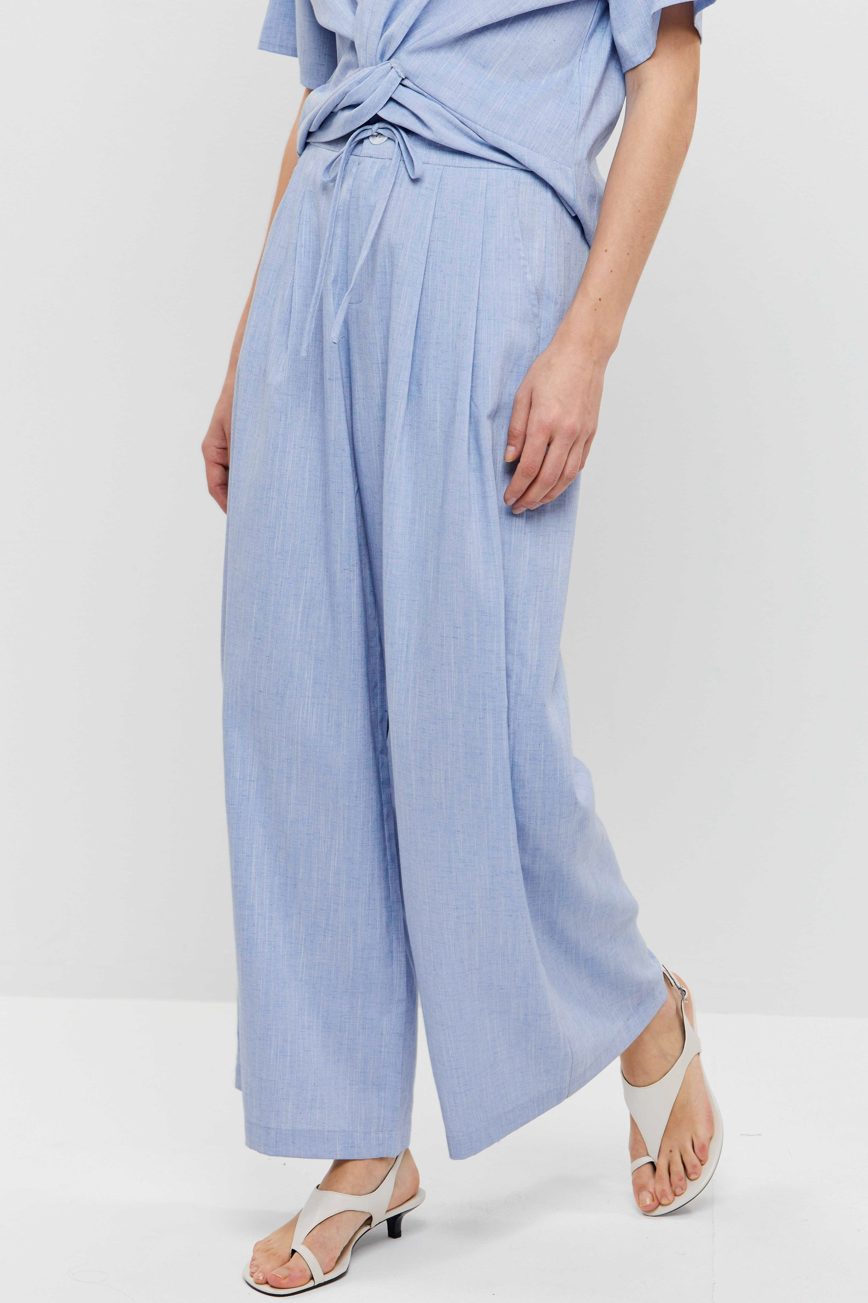 מכנסיים כחולים רחבים בגזרה משוחררת