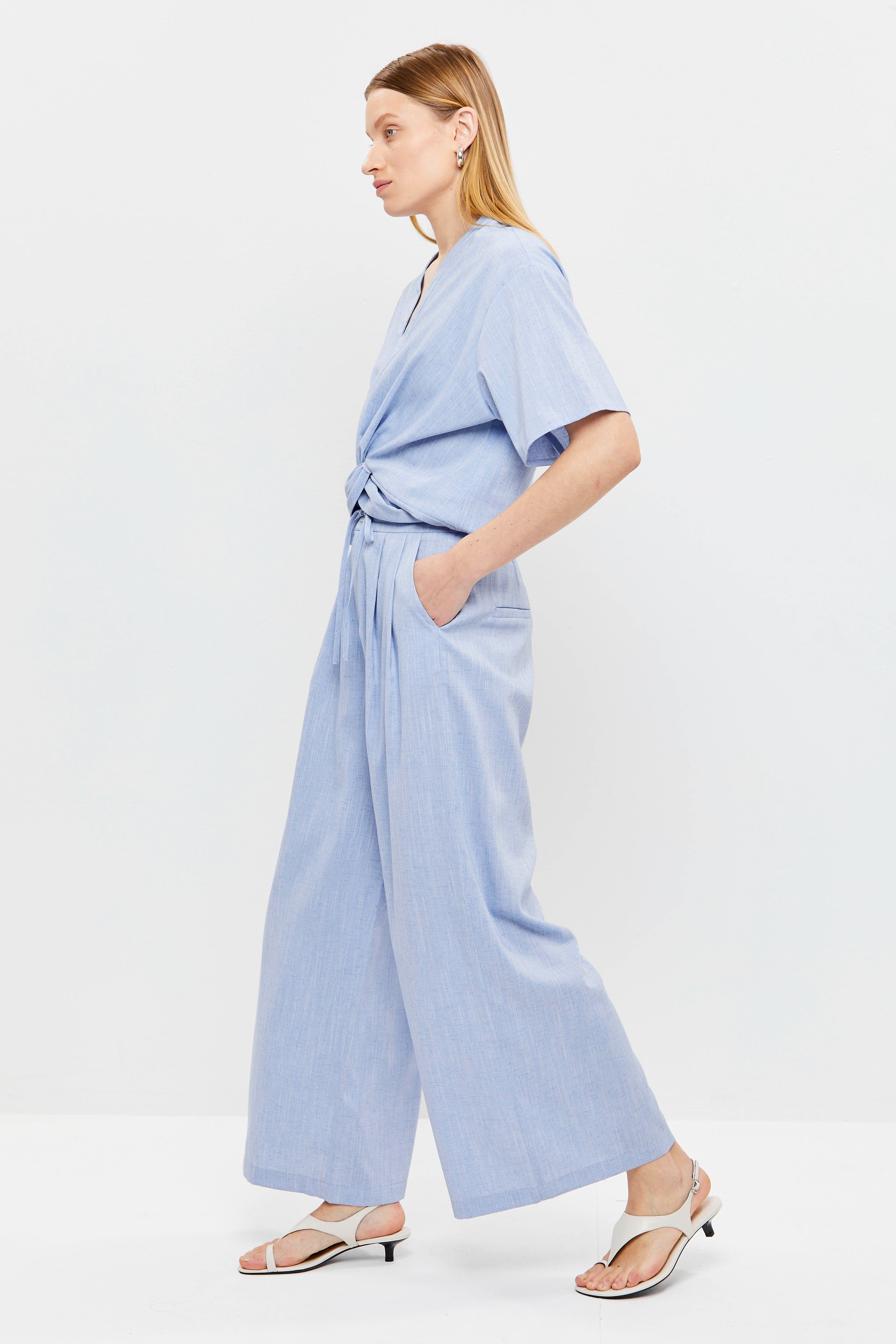 מכנסיים כחולים רחבים בגזרה משוחררת