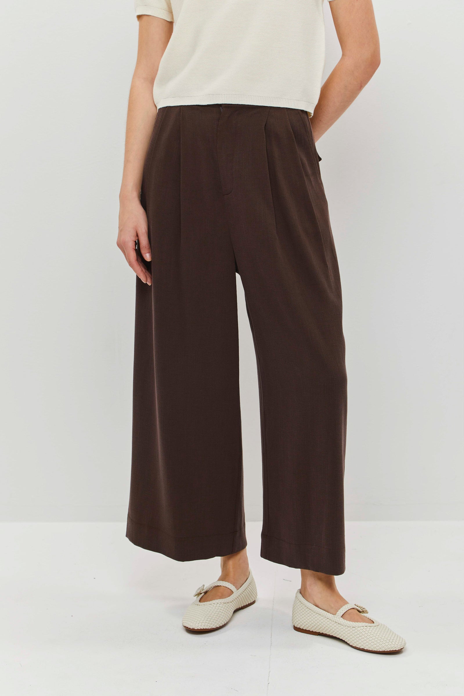 מכנס חום כהה מחויטים ורחבים