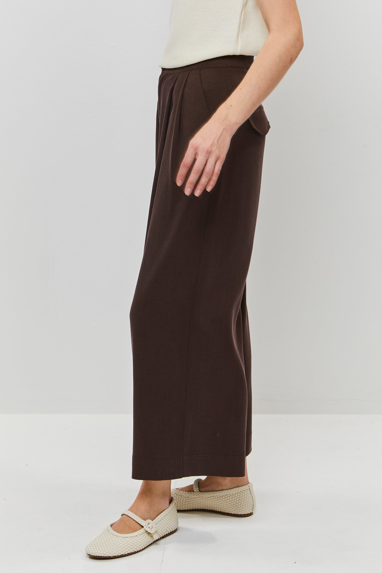 מכנס חום כהה מחויטים ורחבים