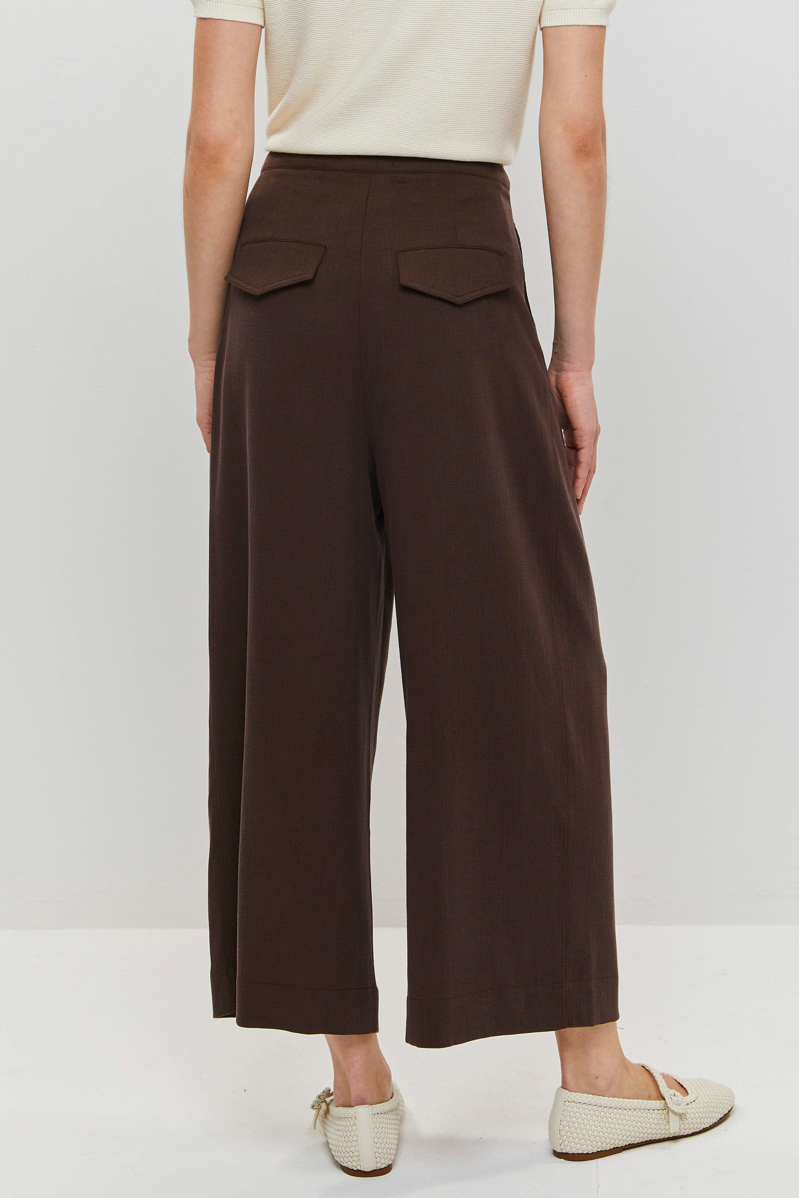 מכנס חום כהה מחויטים ורחבים