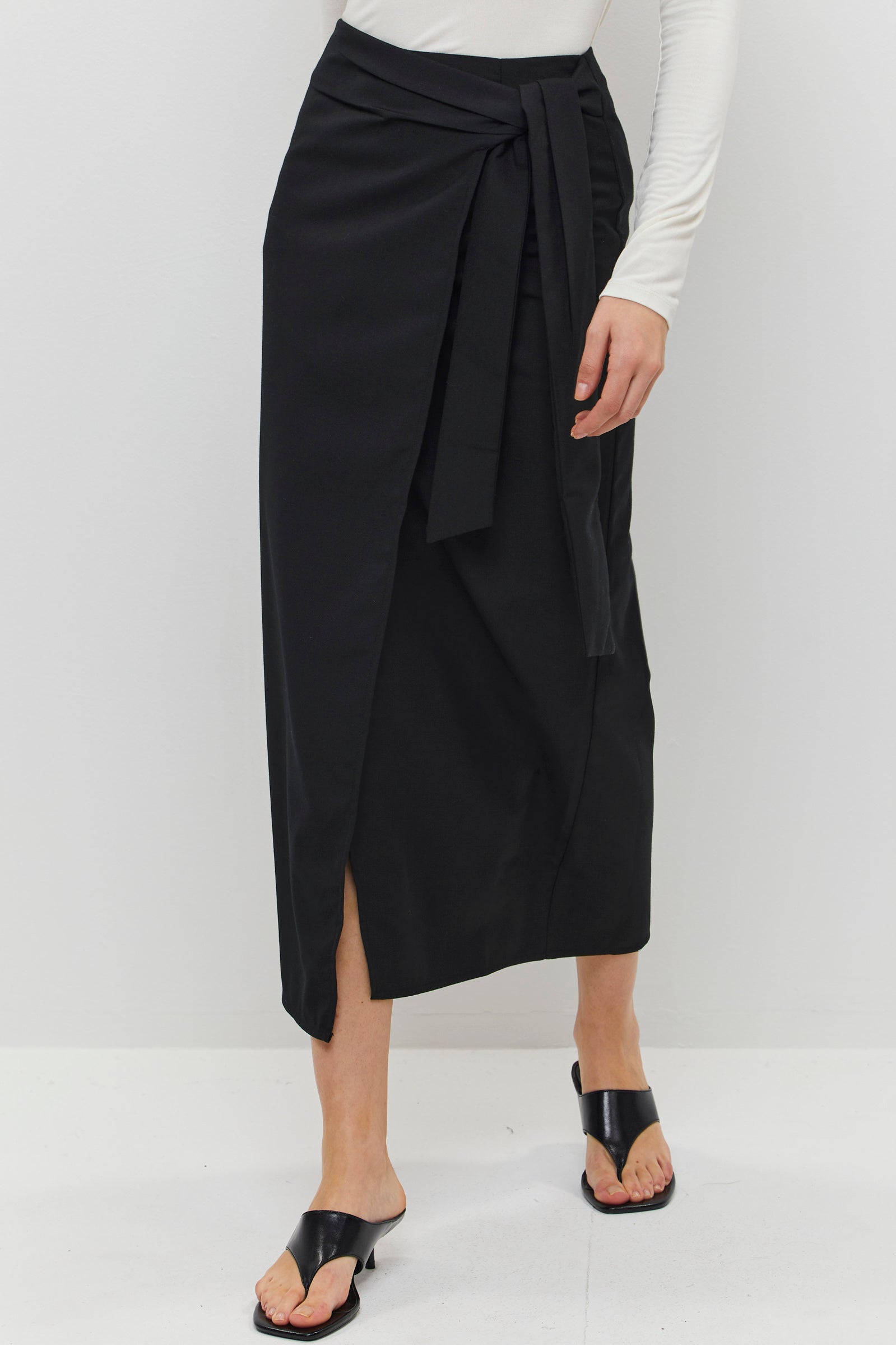 חצאית שחורה עם קשירת מותן
