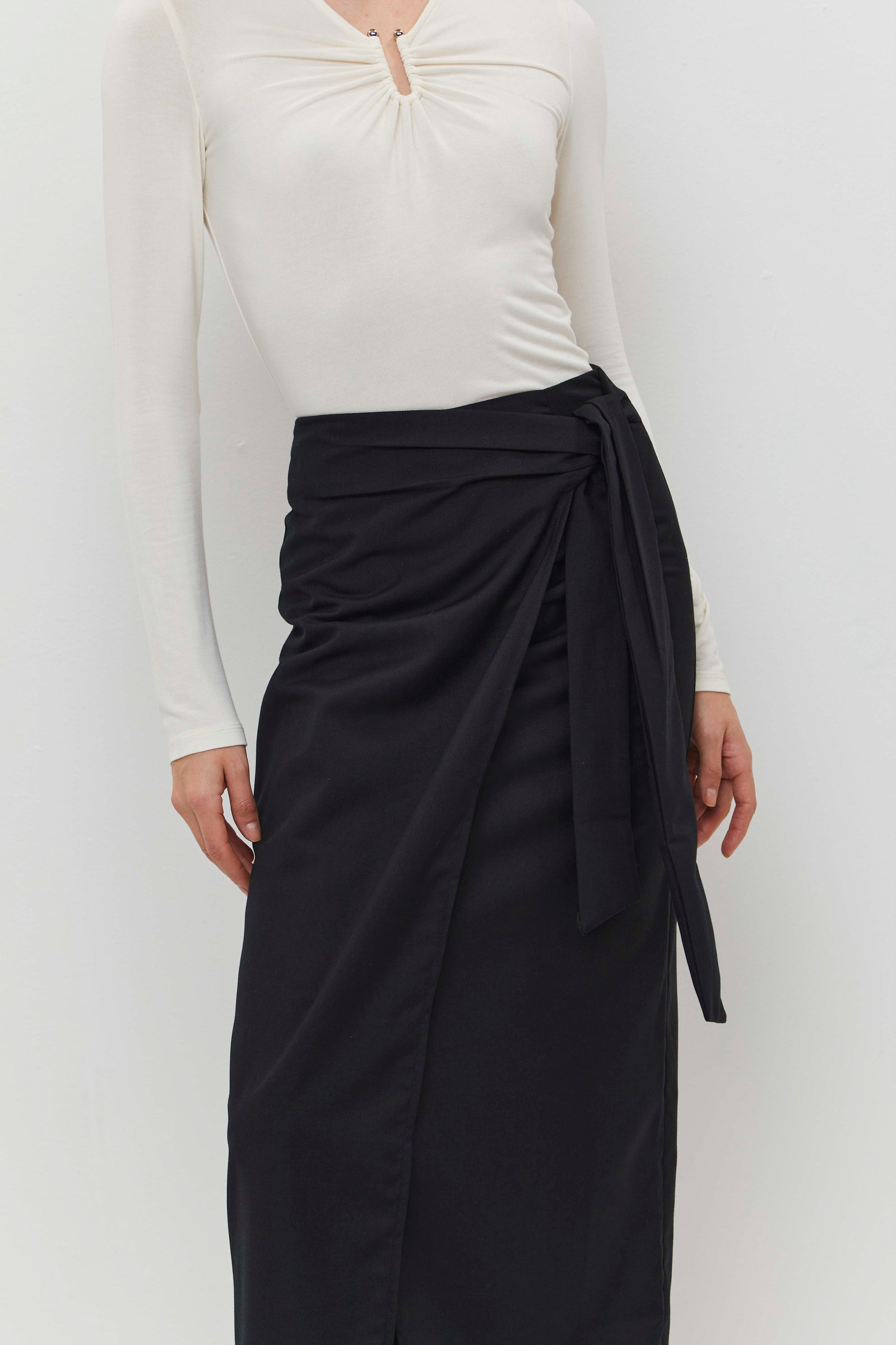 חצאית שחורה עם קשירת מותן