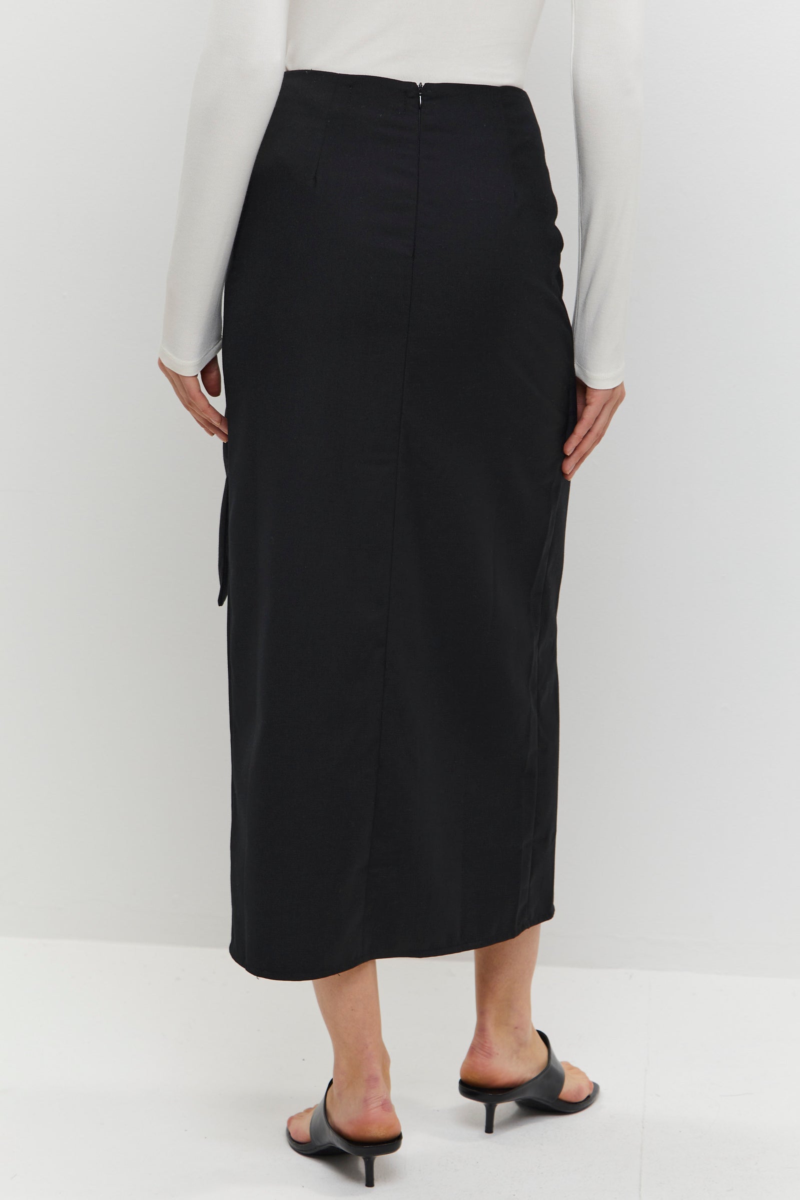 חצאית שחורה עם קשירת מותן