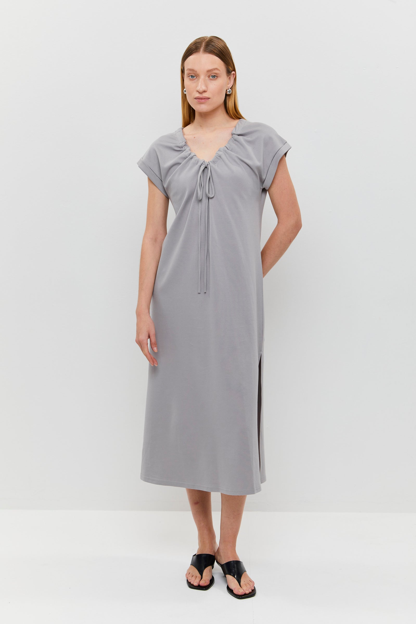 שמלת מידי אפורה אלגנטית בגזרה רפויה