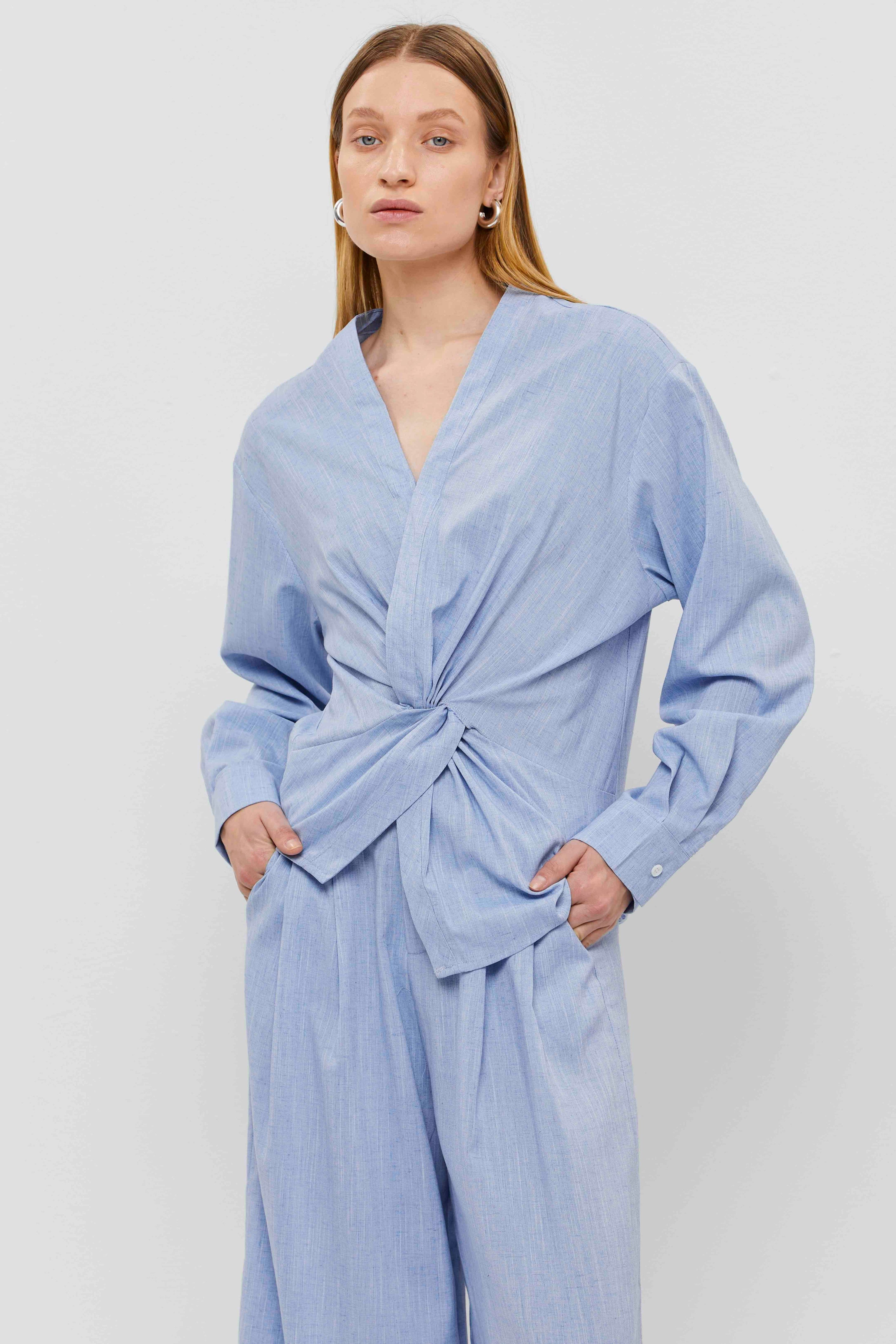 חולצת מעטפת קשר קדמי כחולה