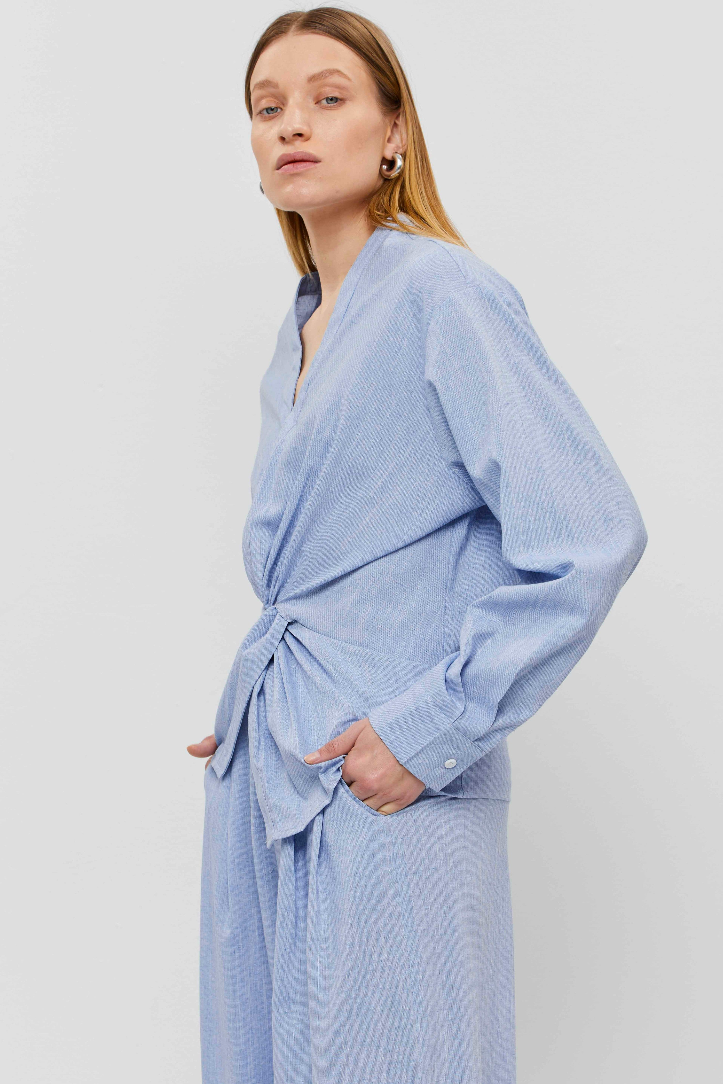 חולצת מעטפת קשר קדמי כחולה