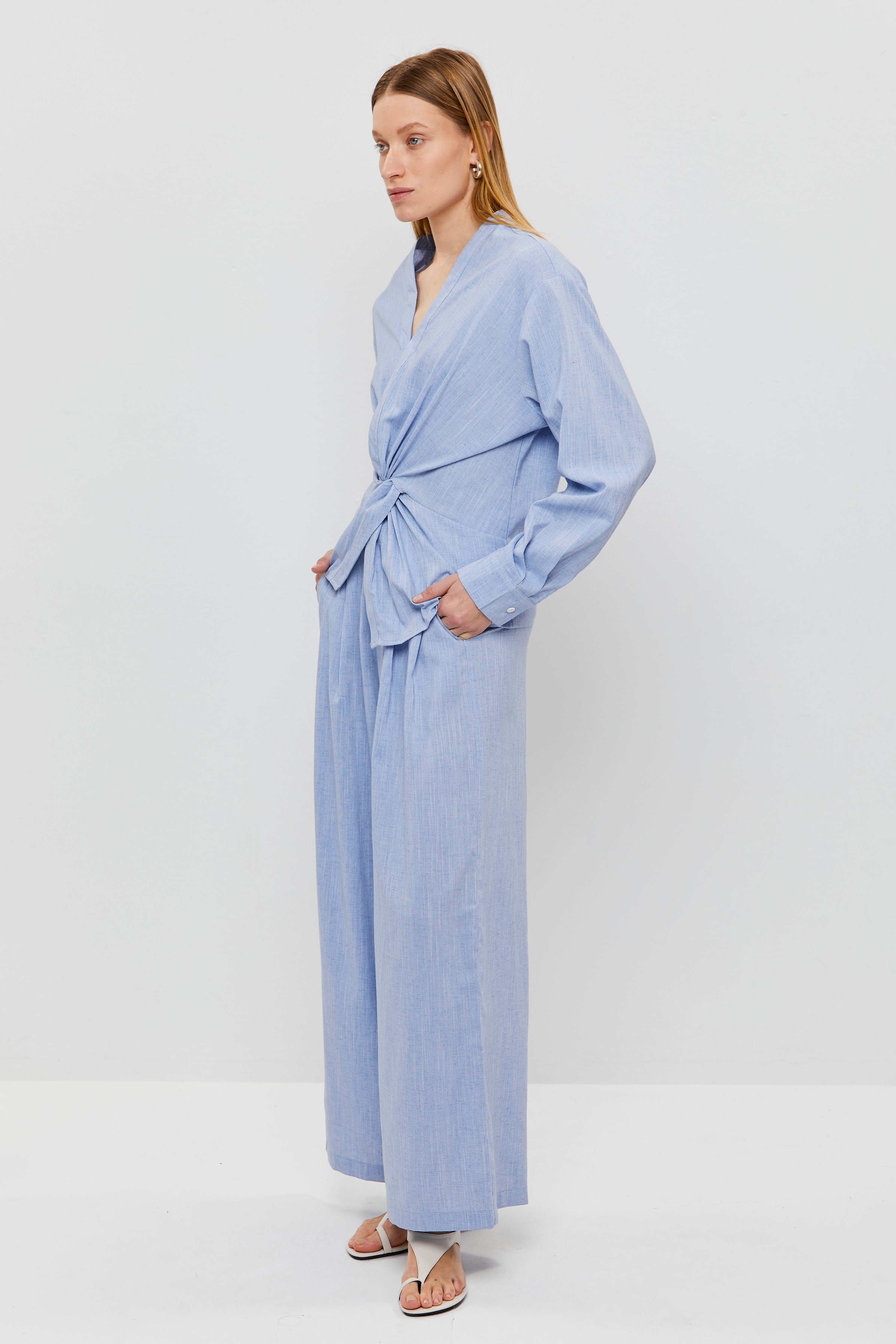 חולצת מעטפת קשר קדמי כחולה