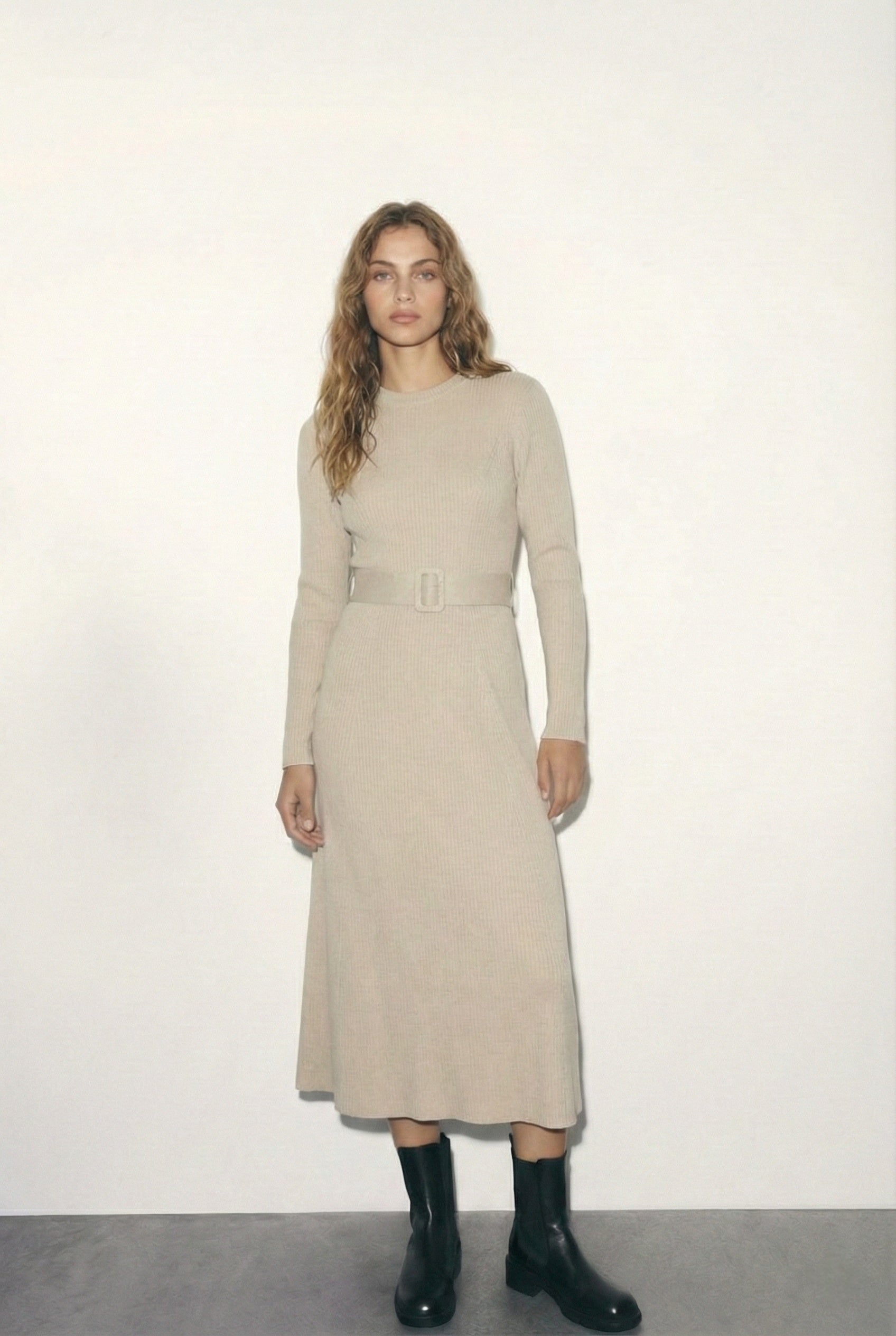 שמלת סריג מקסי בהירה