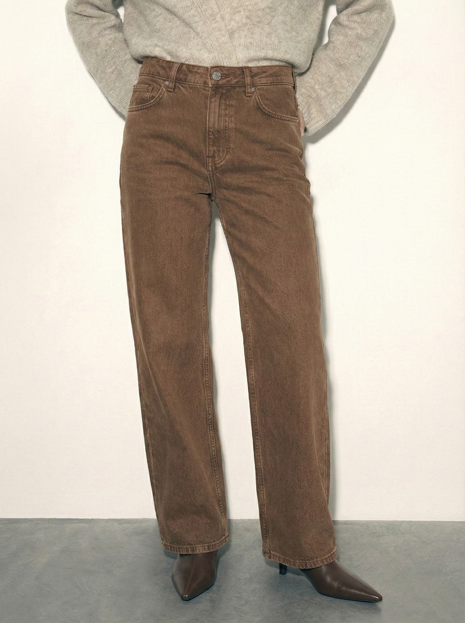 מכנסי ג'ינס חומים בגזרה ישרה