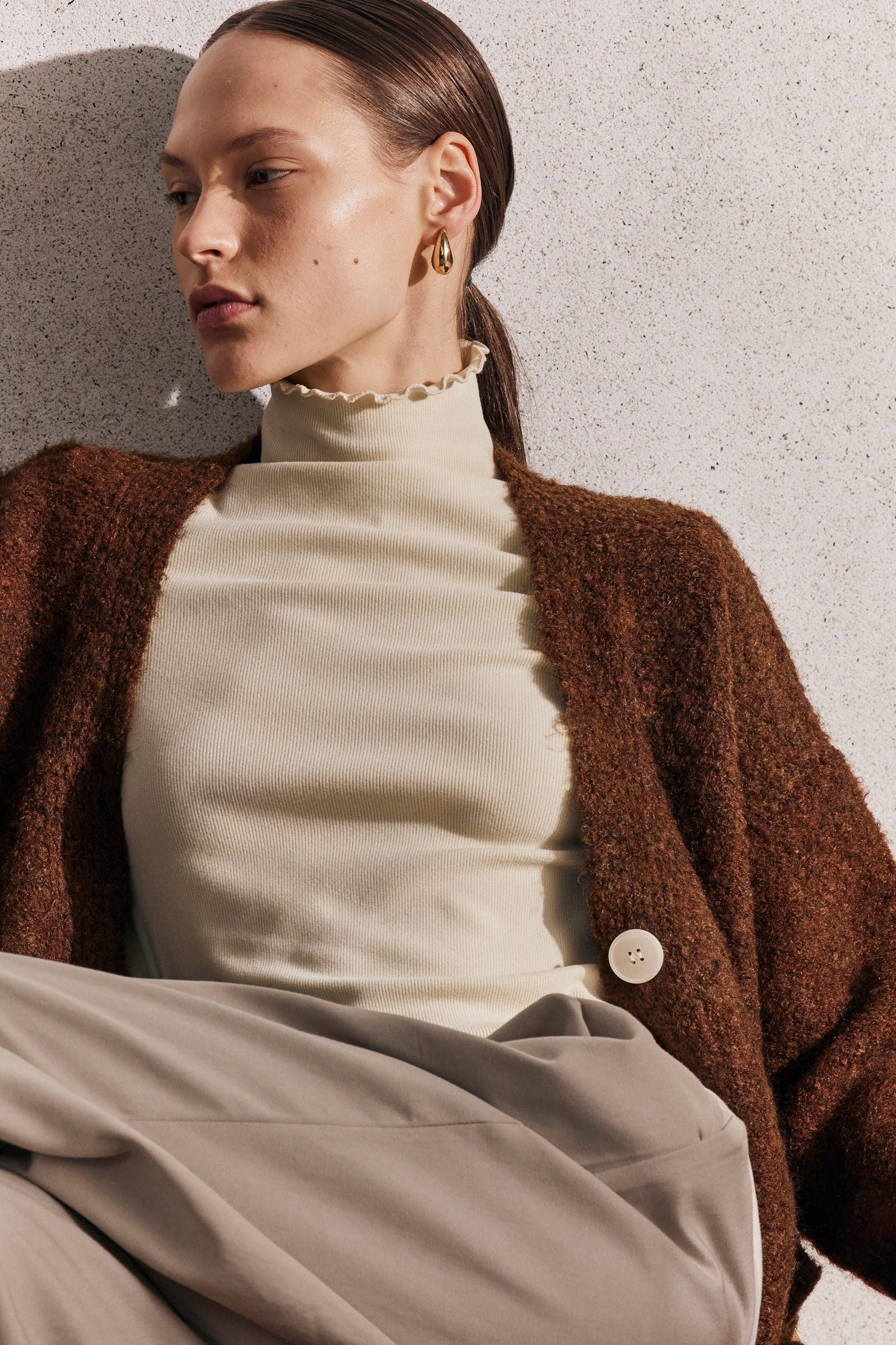 מכנסי בז' מחויטים בגזרה רחבה