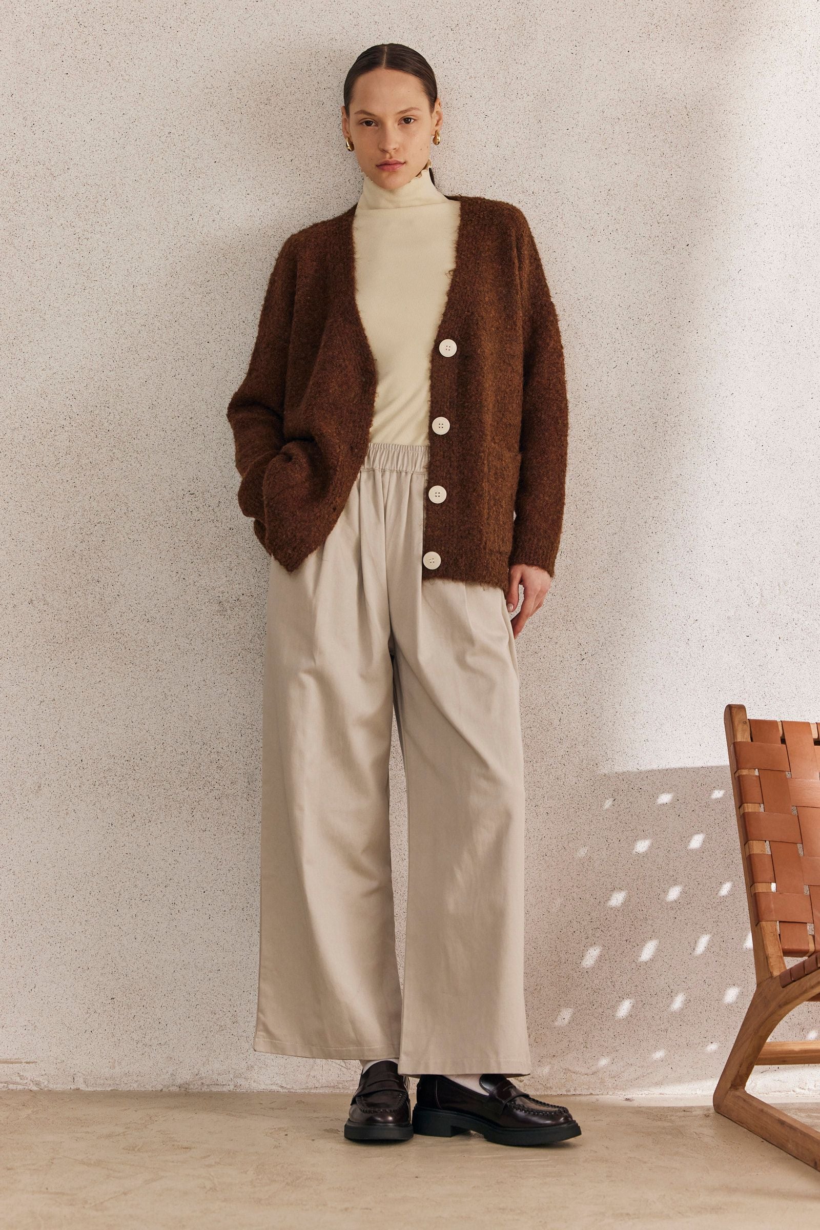 מכנסי בז' מחויטים בגזרה רחבה