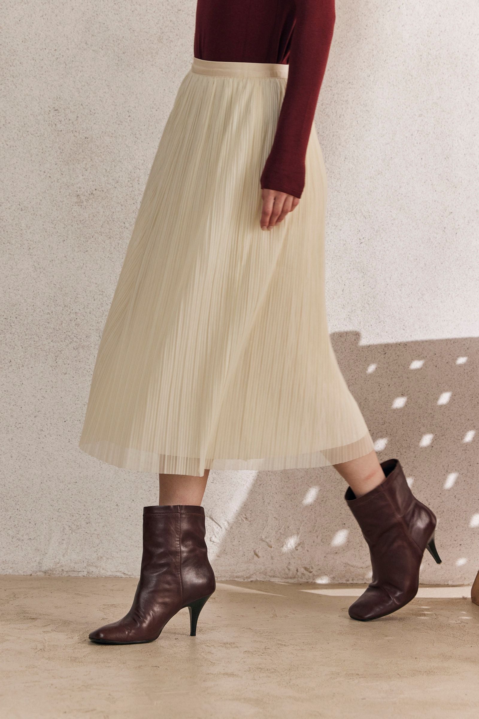 חצאית פליסה קרם עם חגורת גומי