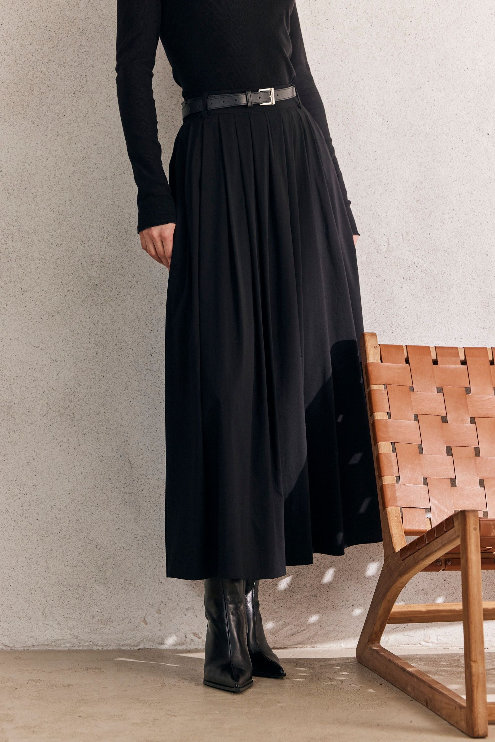 חצאית כפלים שחורה קלאסית