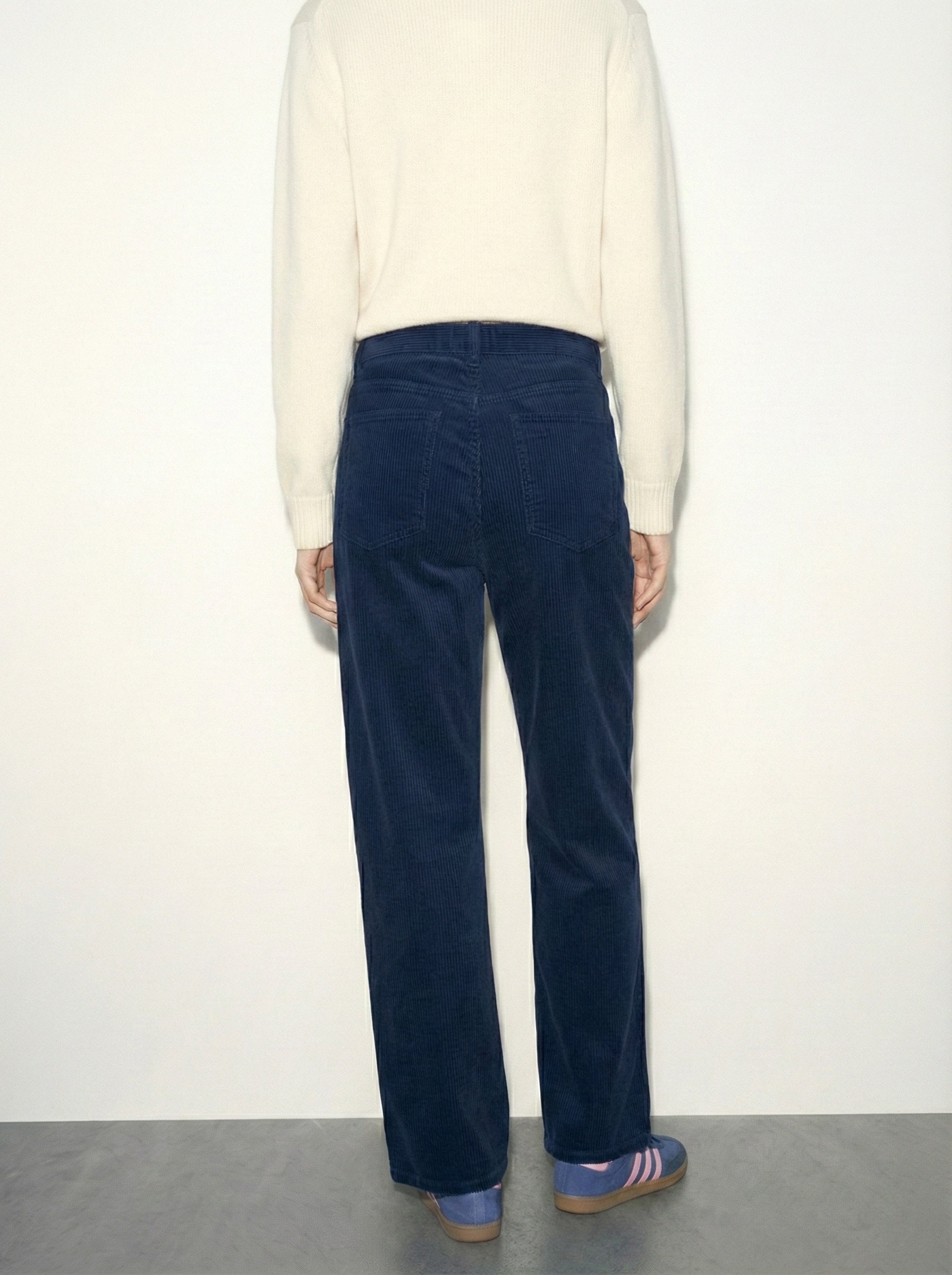 מכנסיים קורדרוי כחולים בגזרה רחבה