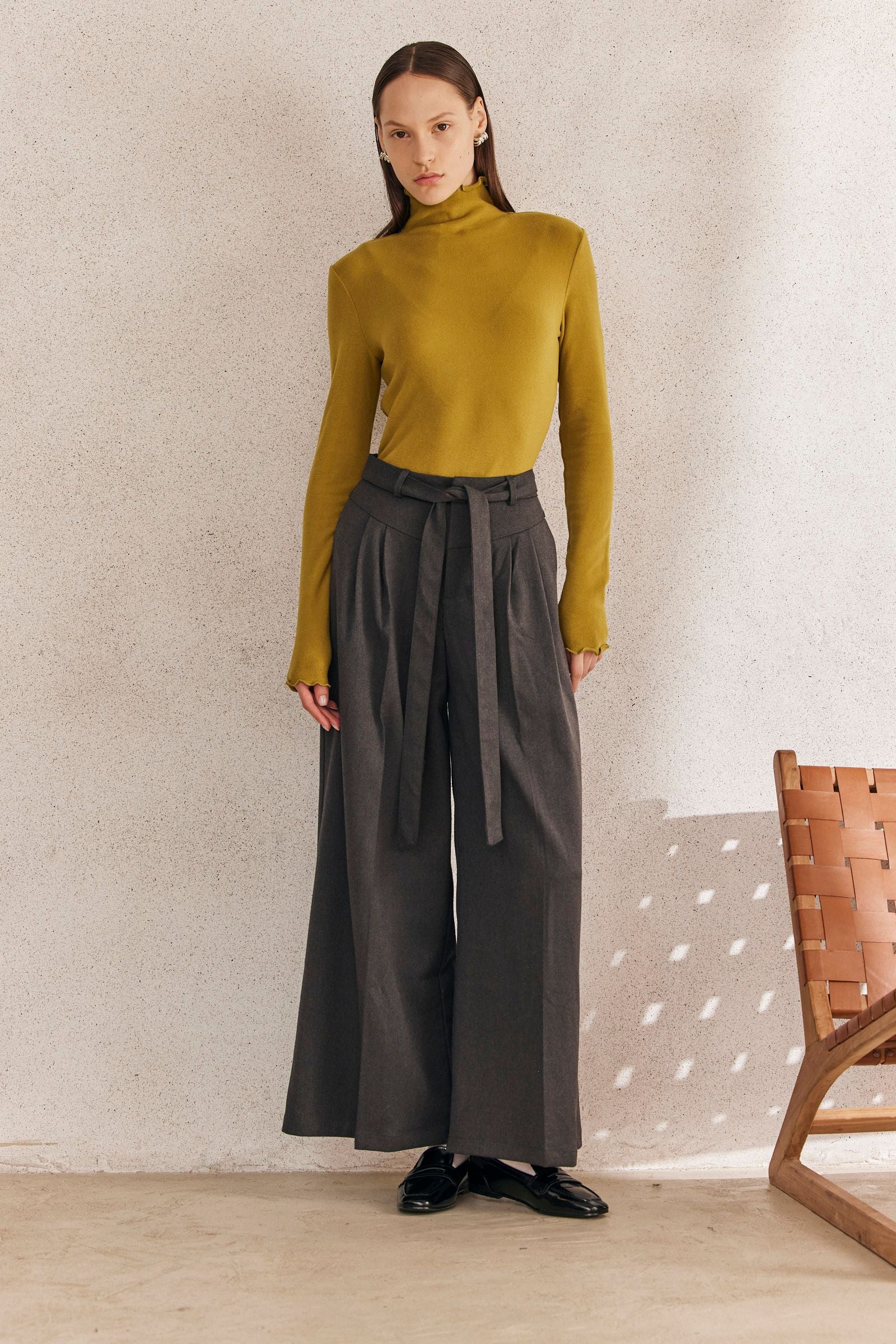 מכנסיים מחויטים בגזרה רחבה