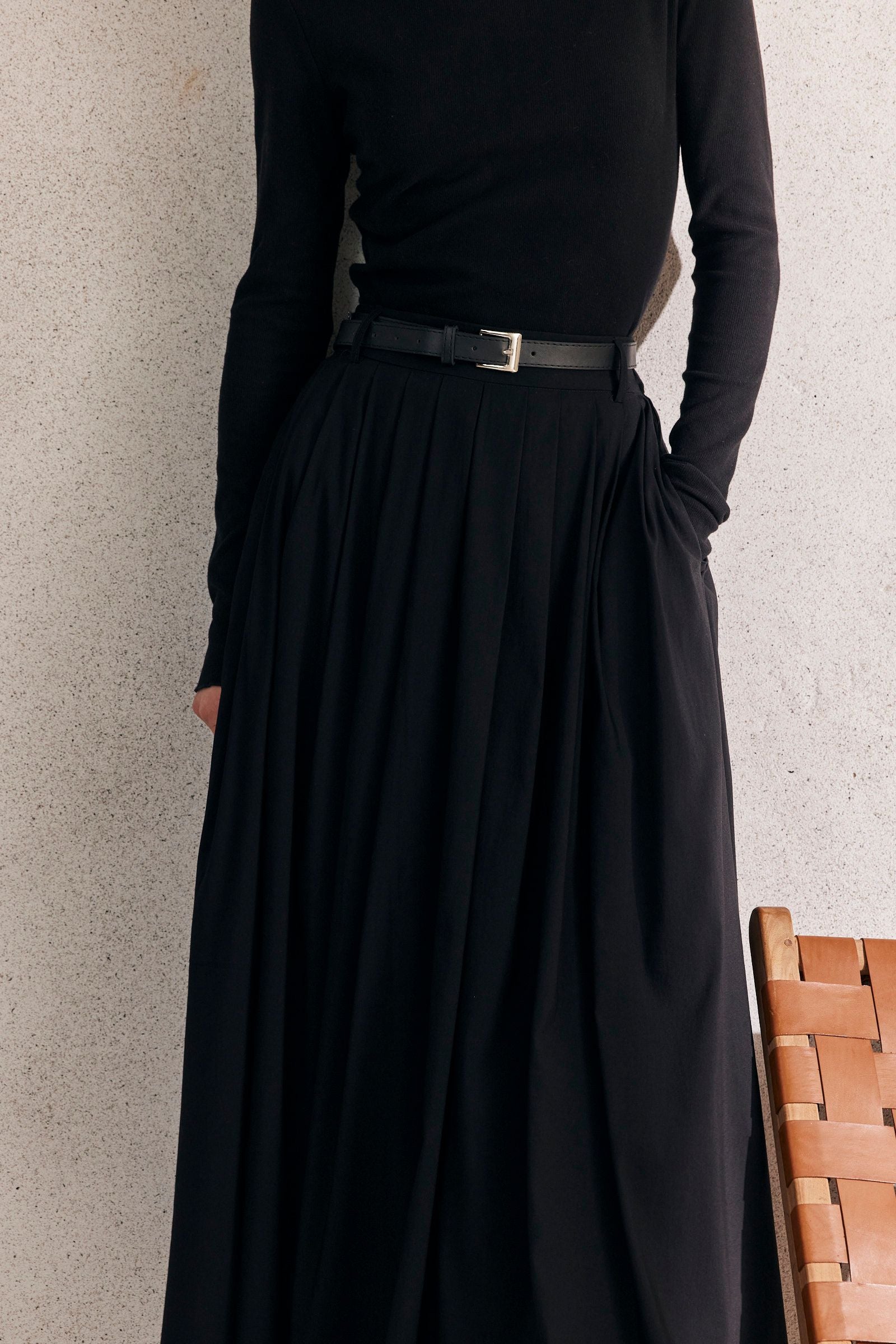 חצאית כפלים שחורה קלאסית