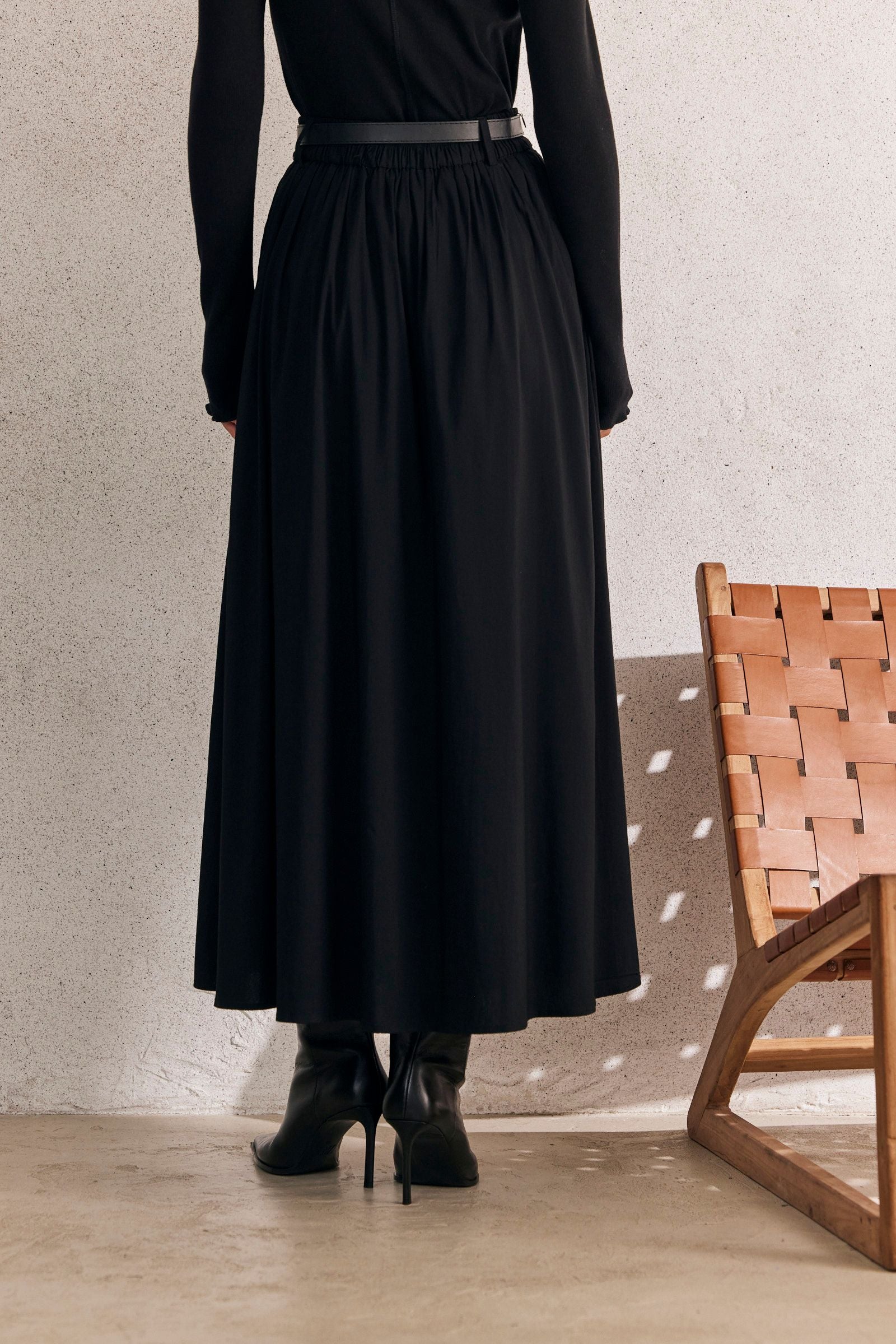 חצאית כפלים שחורה קלאסית