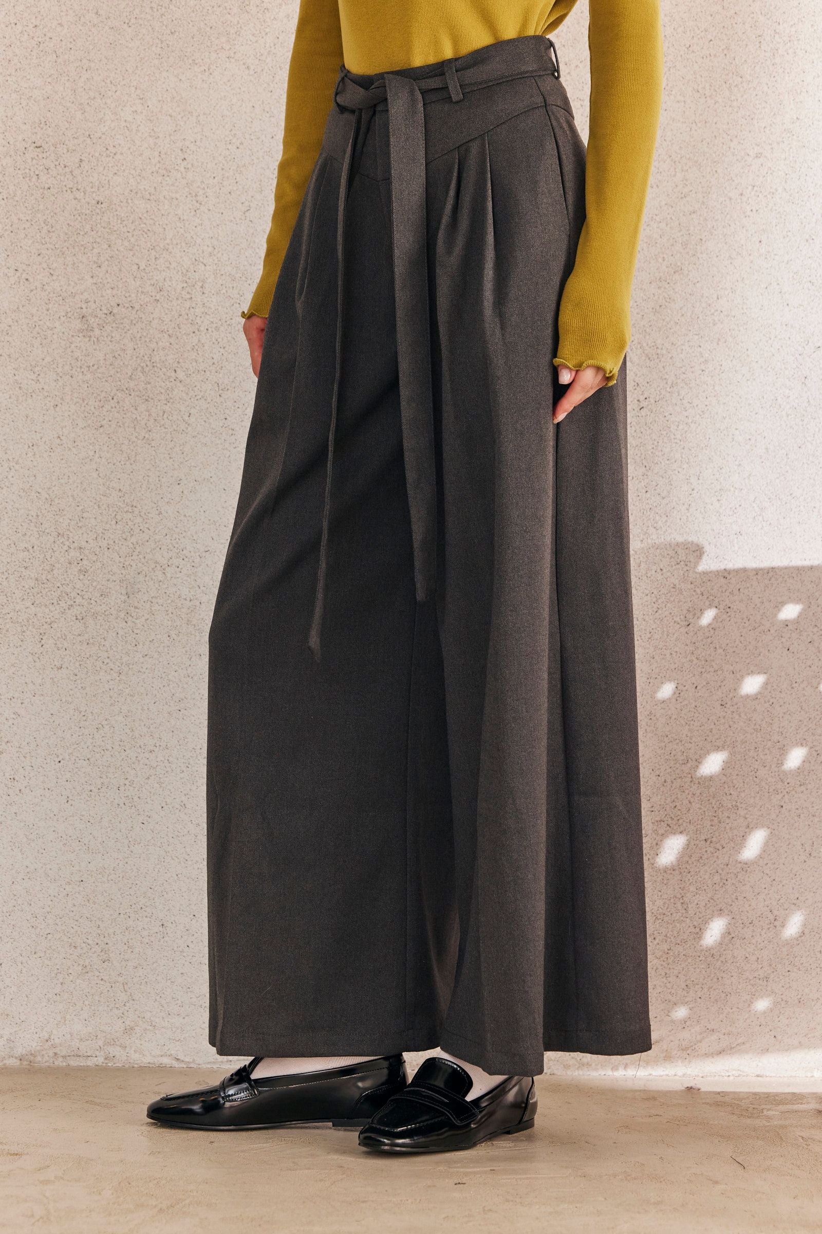 מכנסיים מחויטים בגזרה רחבה