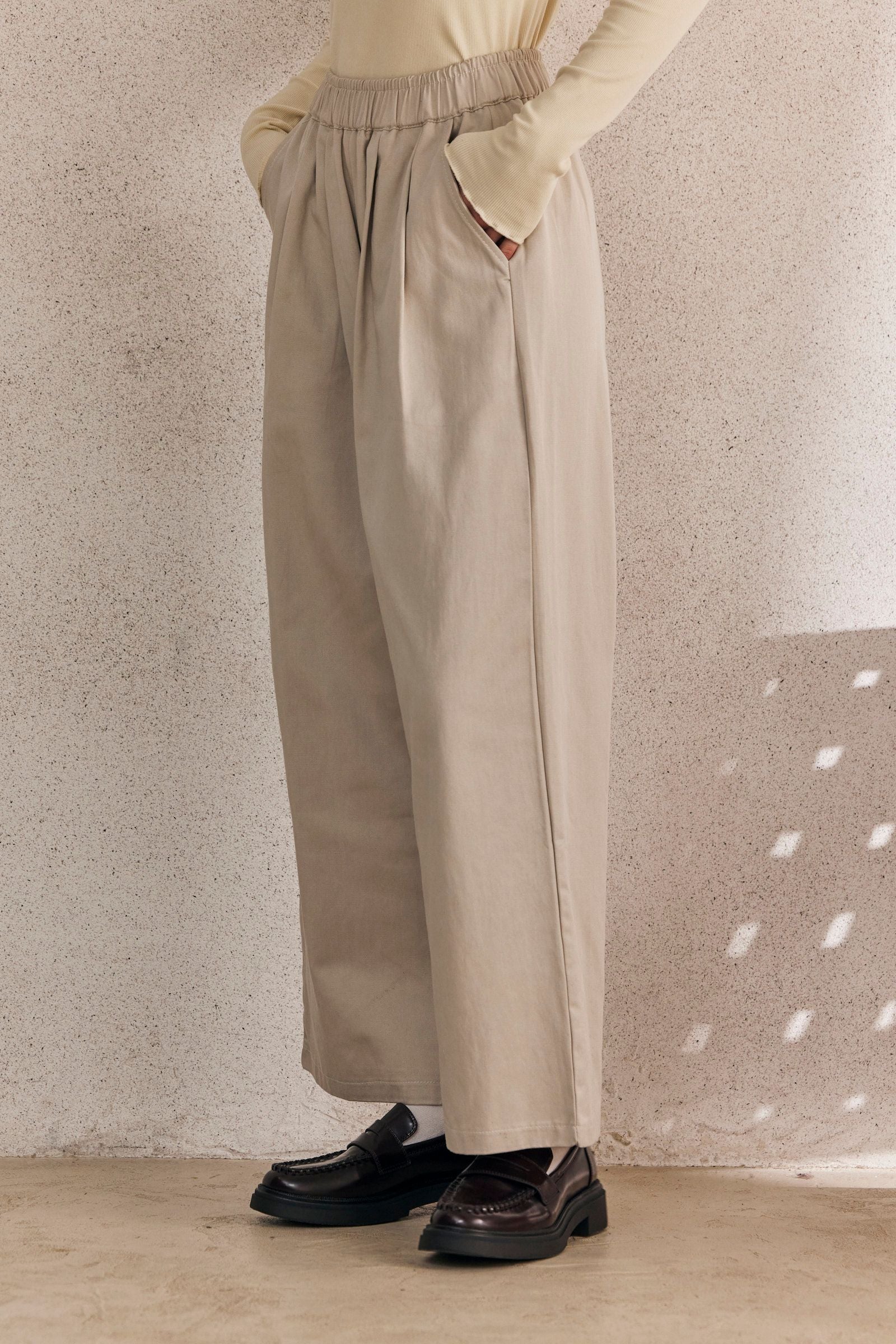 מכנסי בז' מחויטים בגזרה רחבה