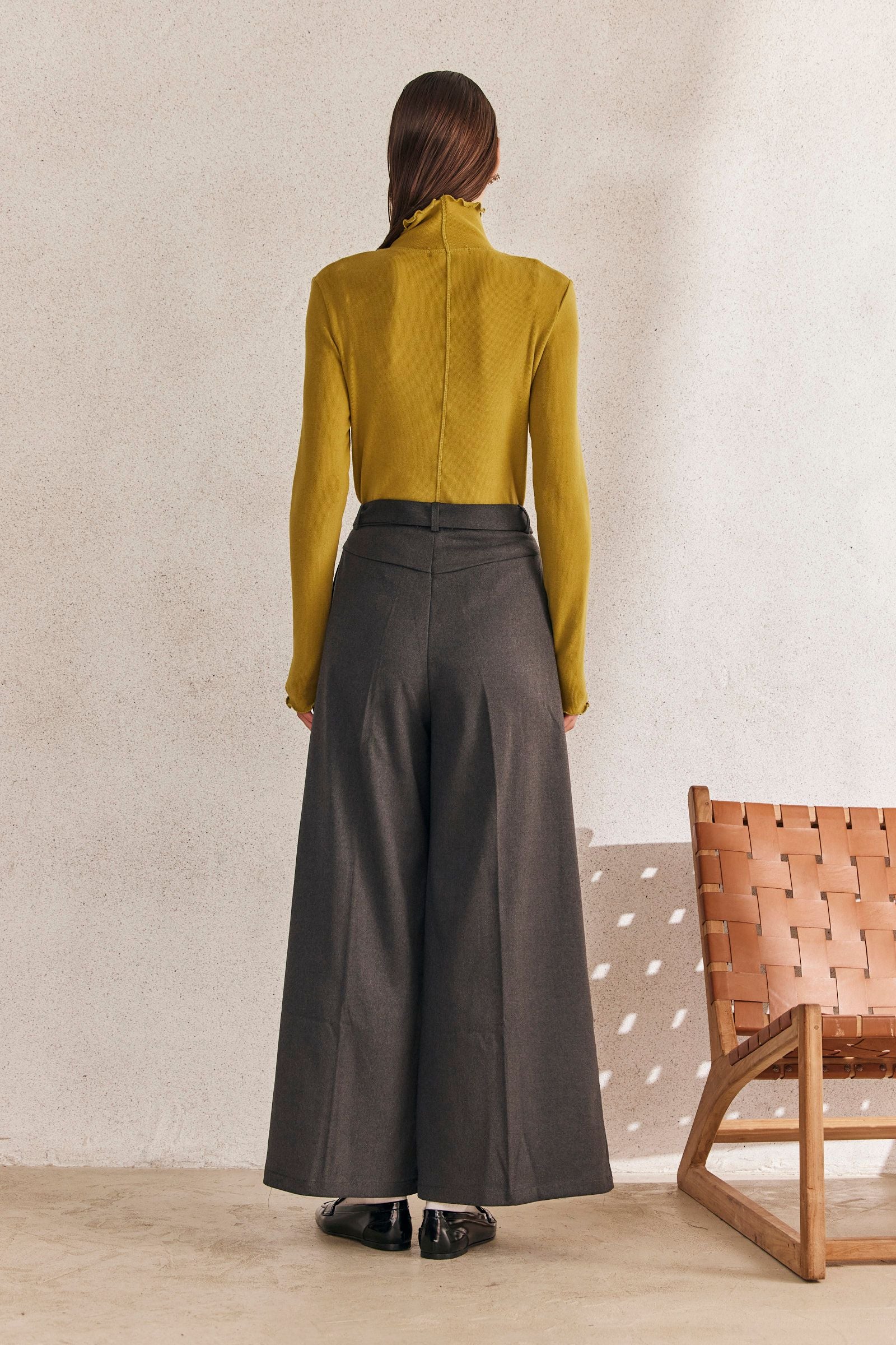 מכנסיים מחויטים בגזרה רחבה