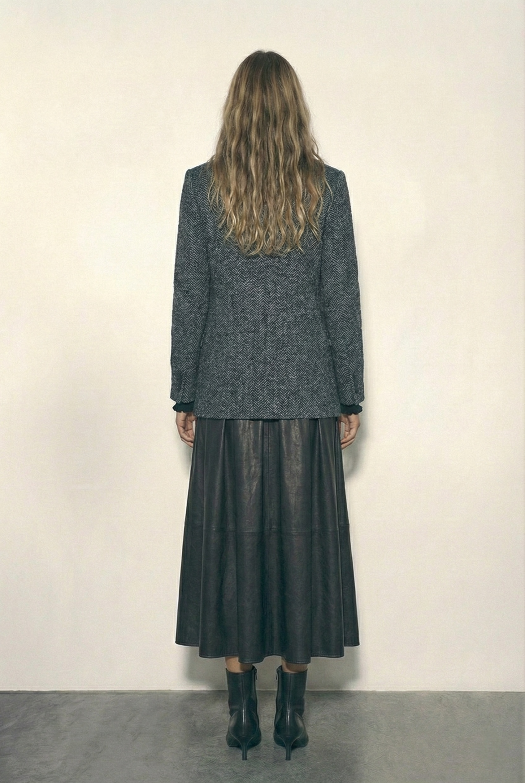 בלייזר מחויט בגוון אפור כהה