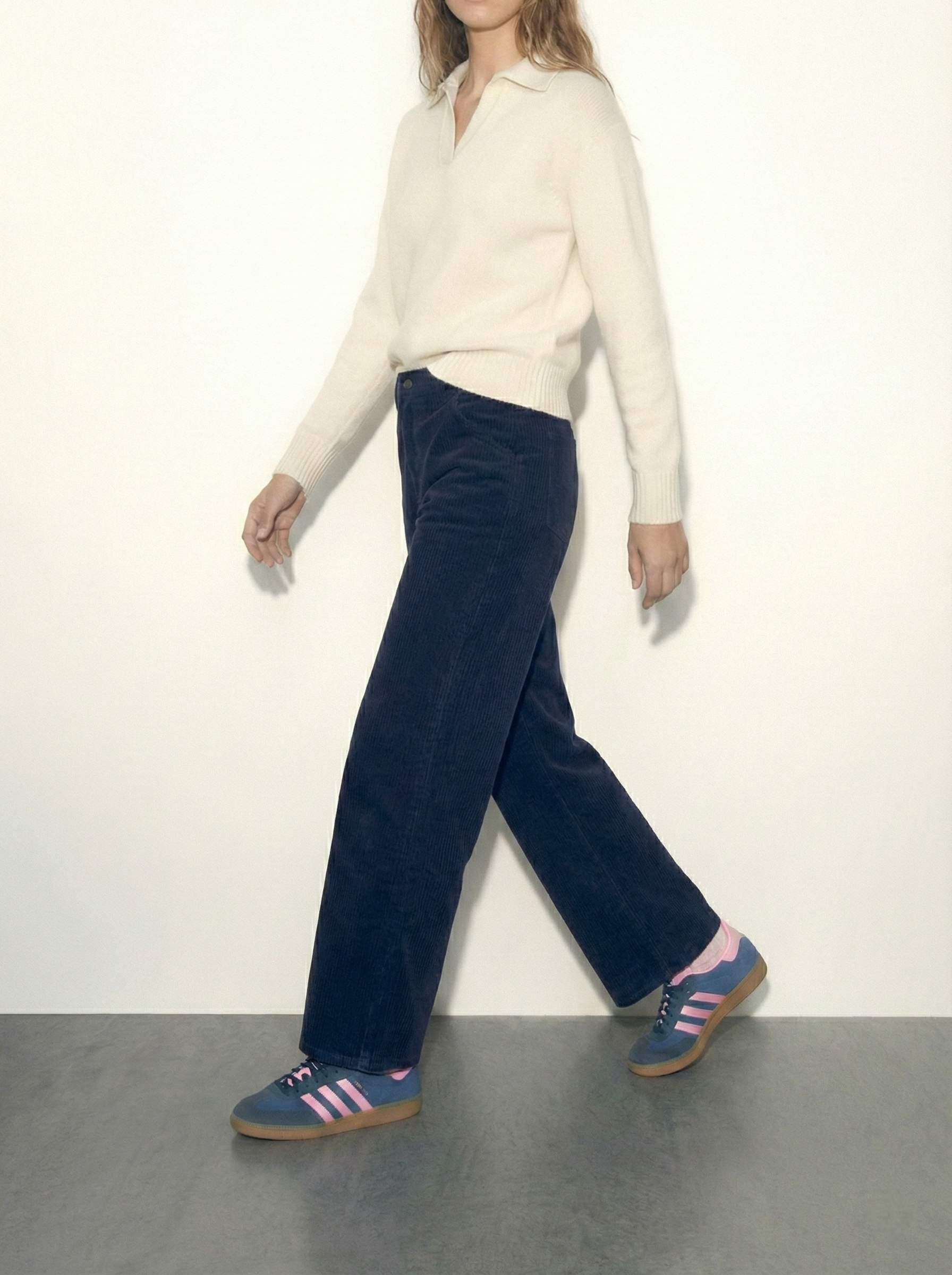 מכנסיים קורדרוי כחולים בגזרה רחבה