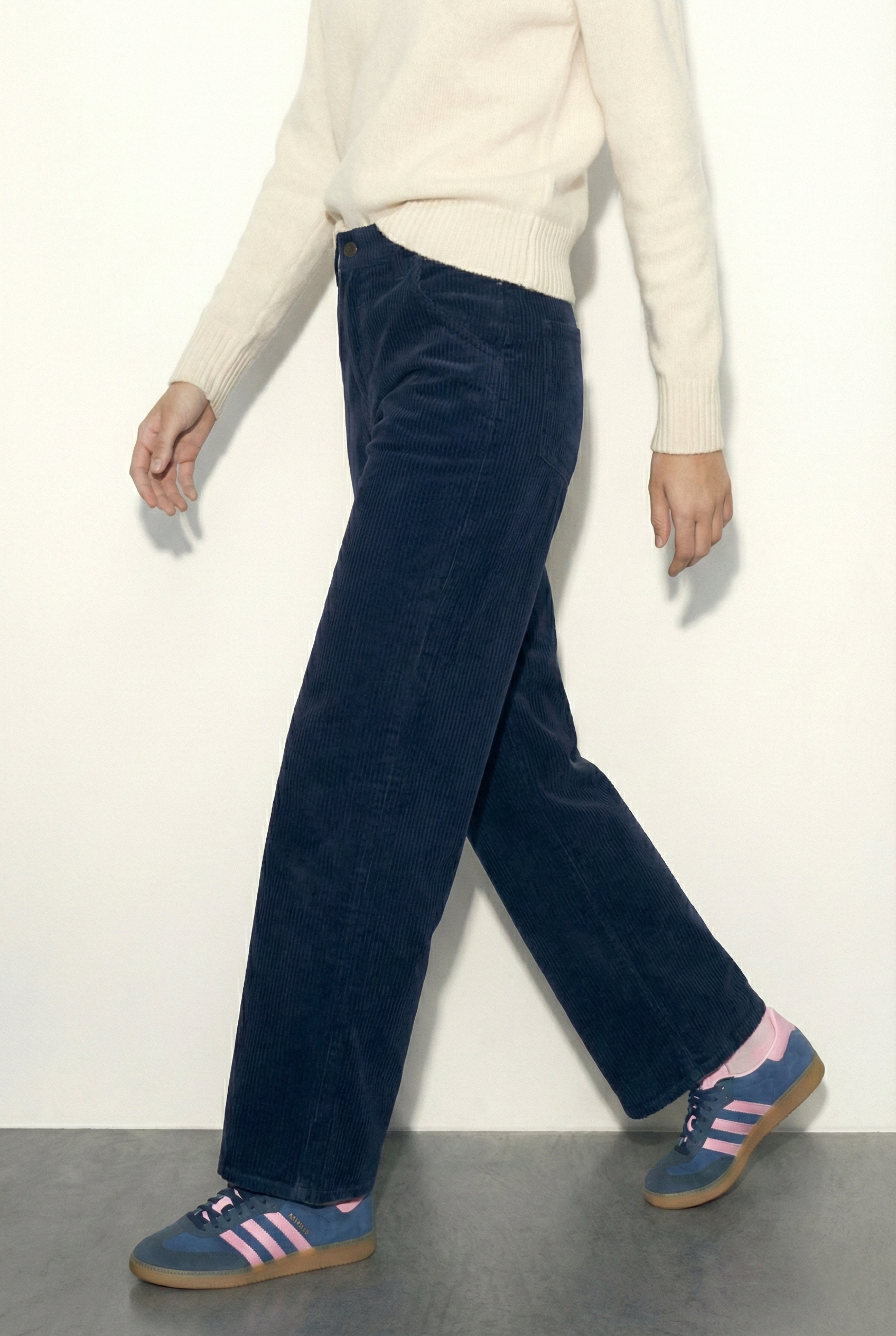 מכנסיים קורדרוי כחולים בגזרה רחבה