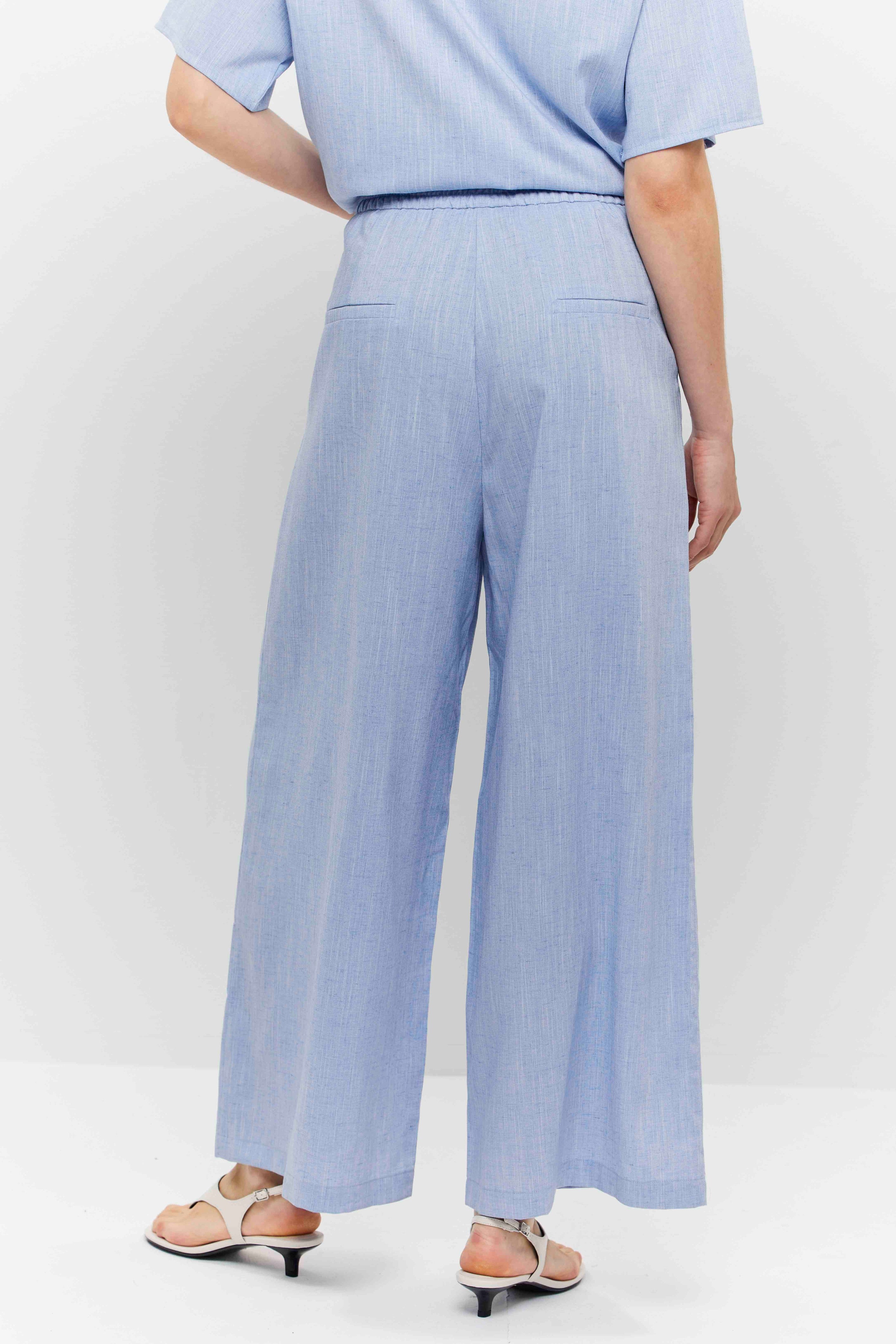 מכנסיים כחולים רחבים בגזרה משוחררת