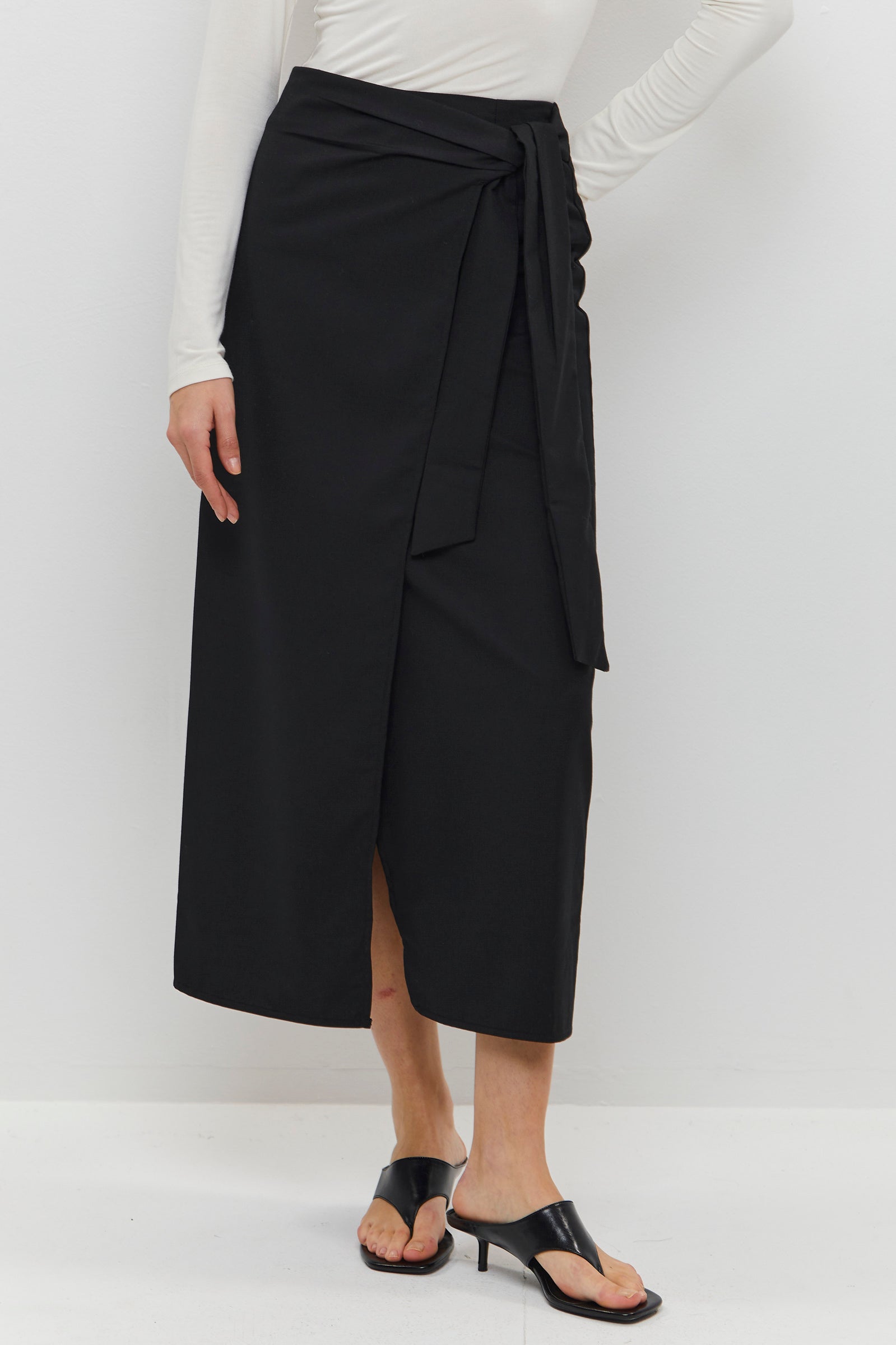 חצאית שחורה עם קשירת מותן