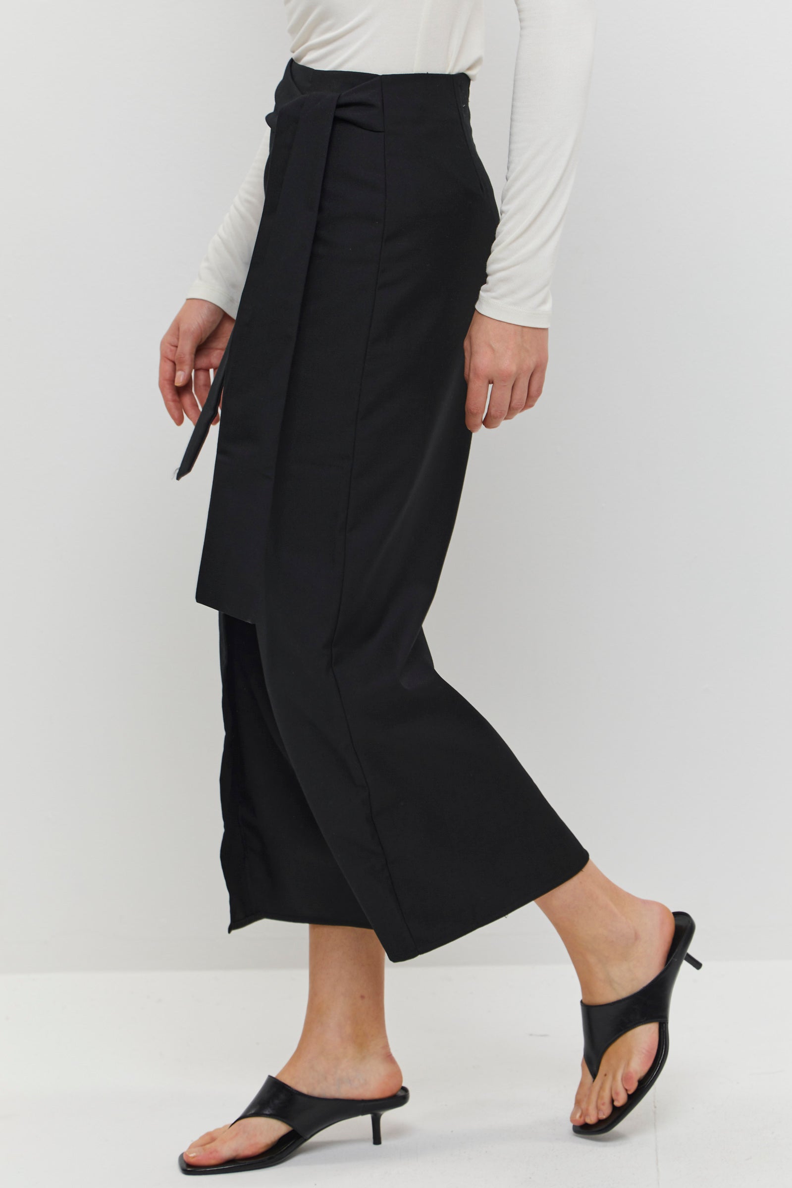 חצאית שחורה עם קשירת מותן