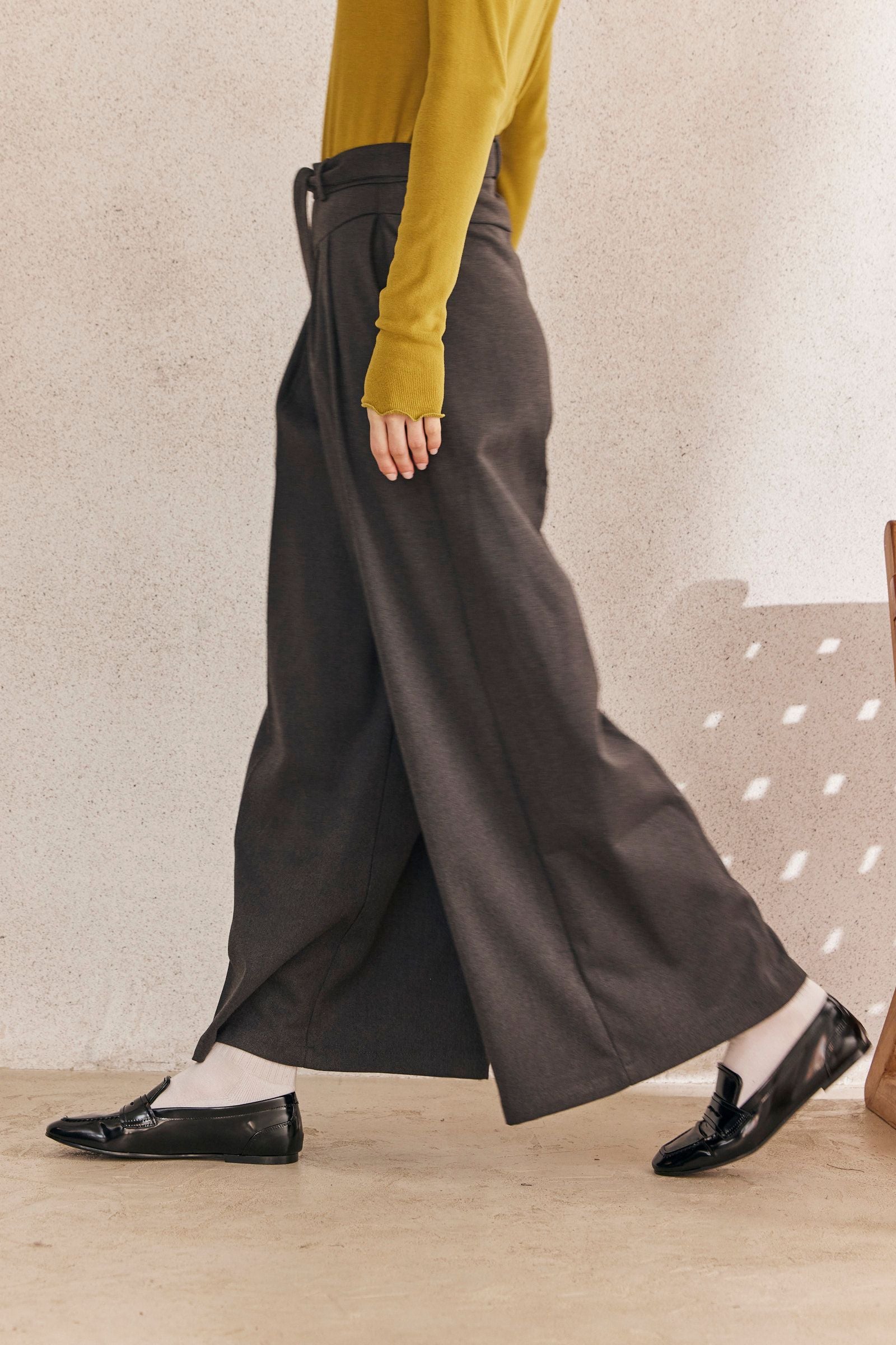 מכנסיים מחויטים בגזרה רחבה