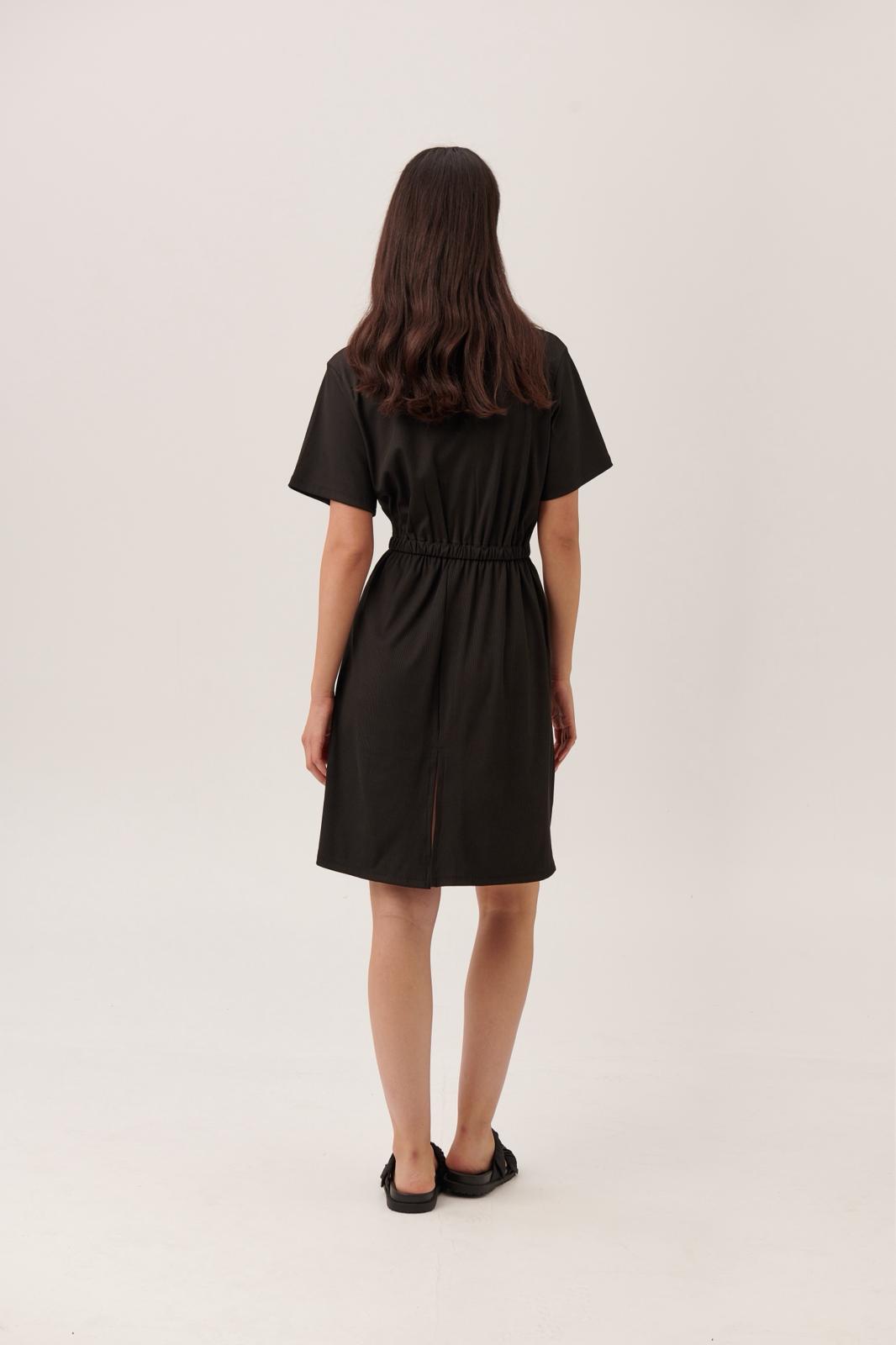 שמלת מידי שחורה עם גומי במותן