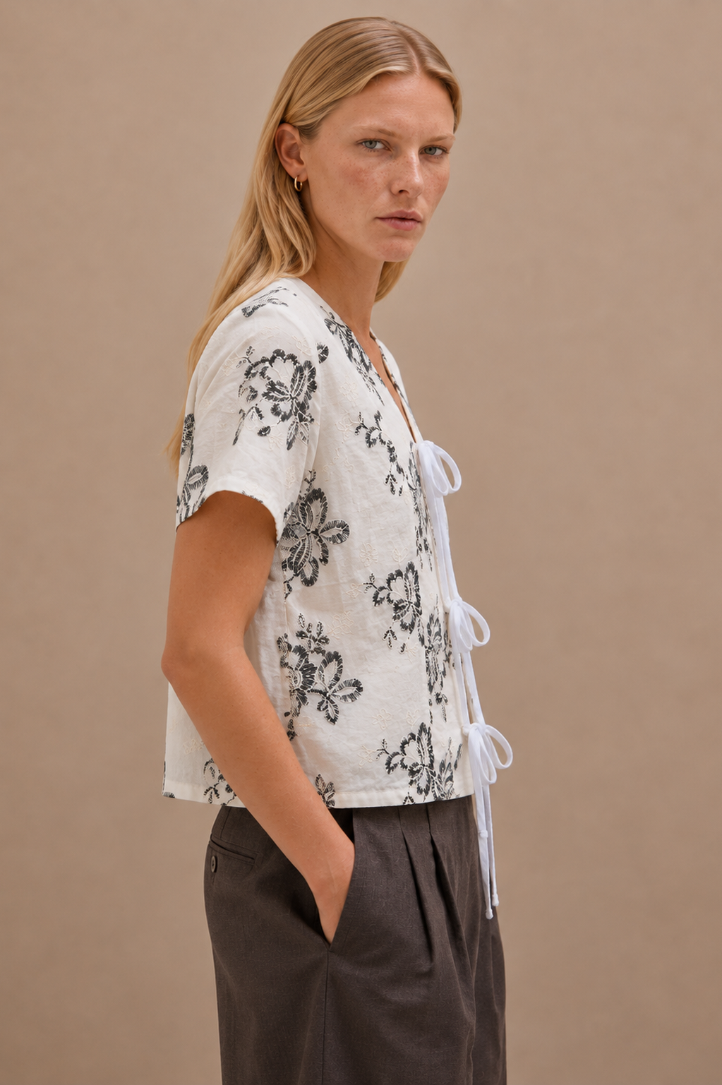 חולצת קשירה עם רקמה שחורה