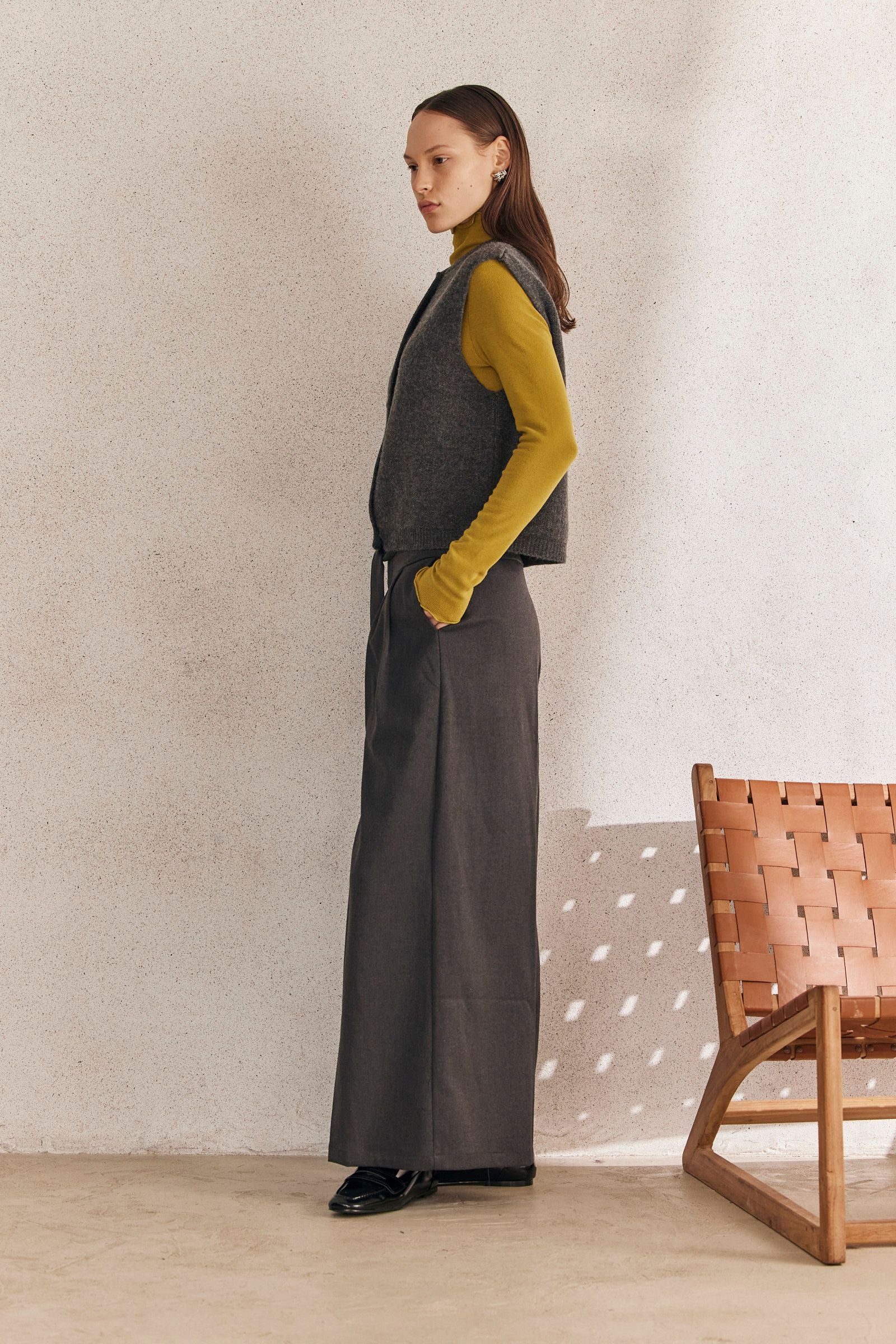 מכנסיים מחויטים בגזרה רחבה