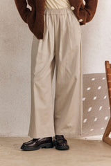 מכנסי בז' מחויטים בגזרה רחבה