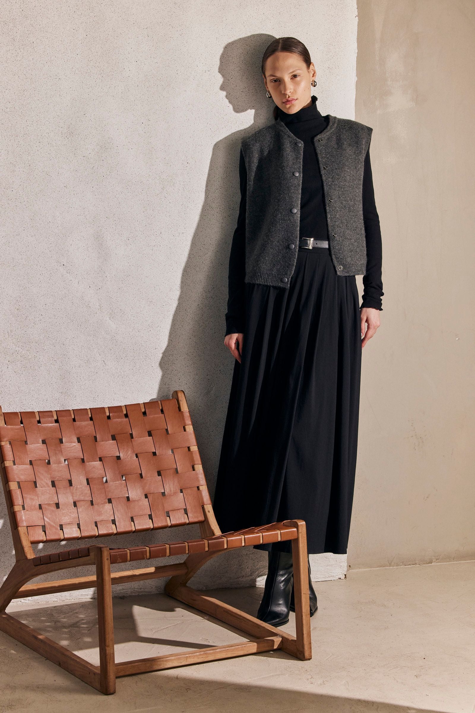 חצאית כפלים שחורה קלאסית