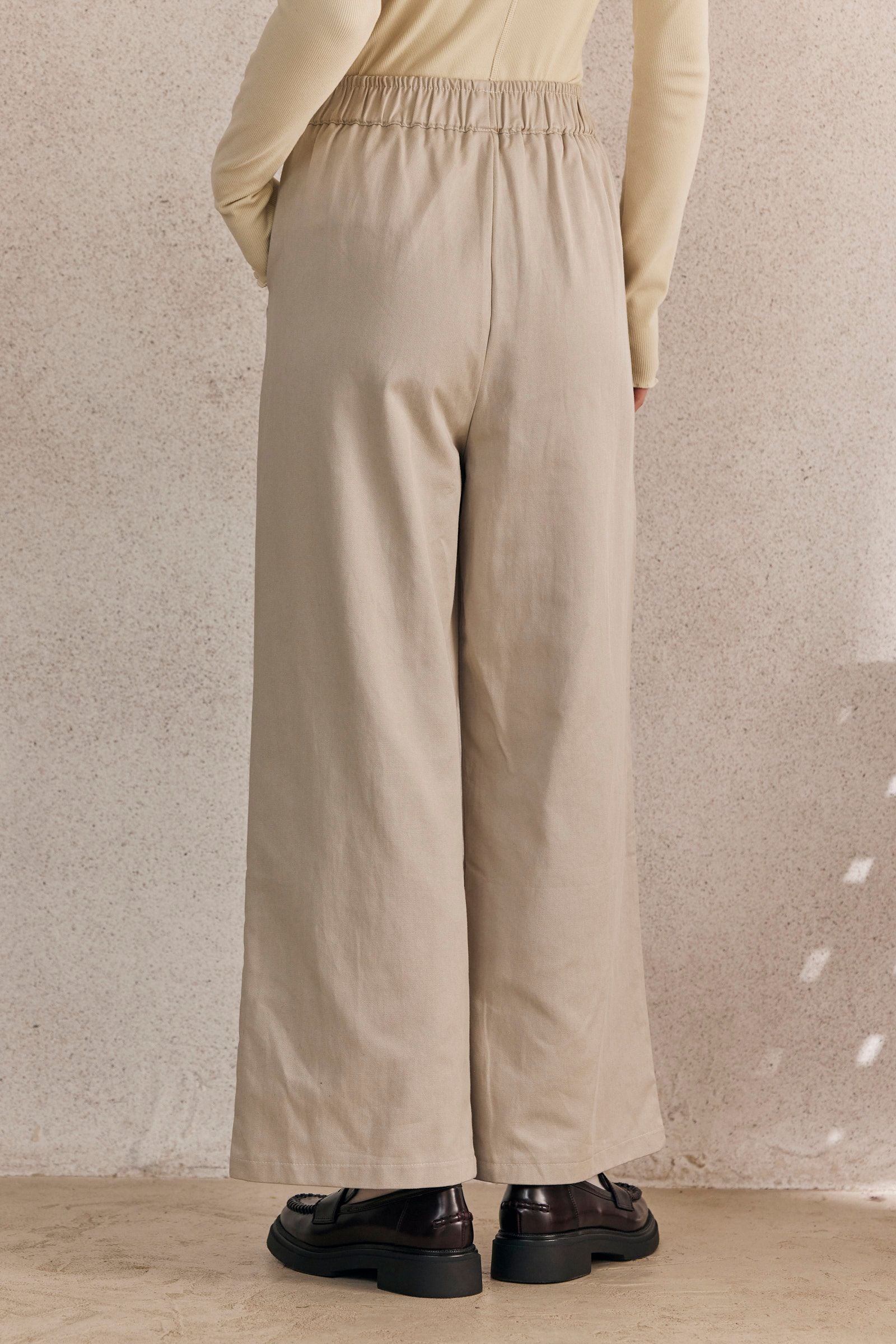 מכנסי בז' מחויטים בגזרה רחבה