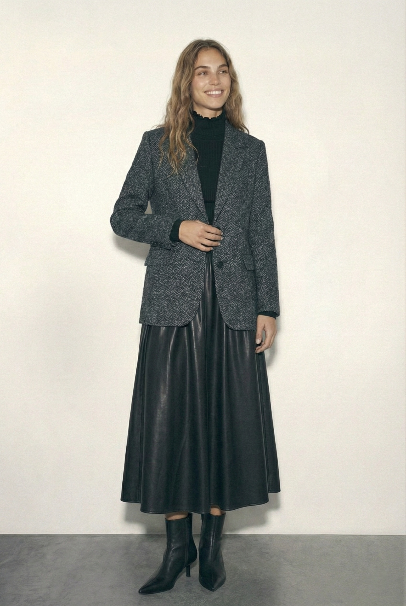 בלייזר מחויט בגוון אפור כהה