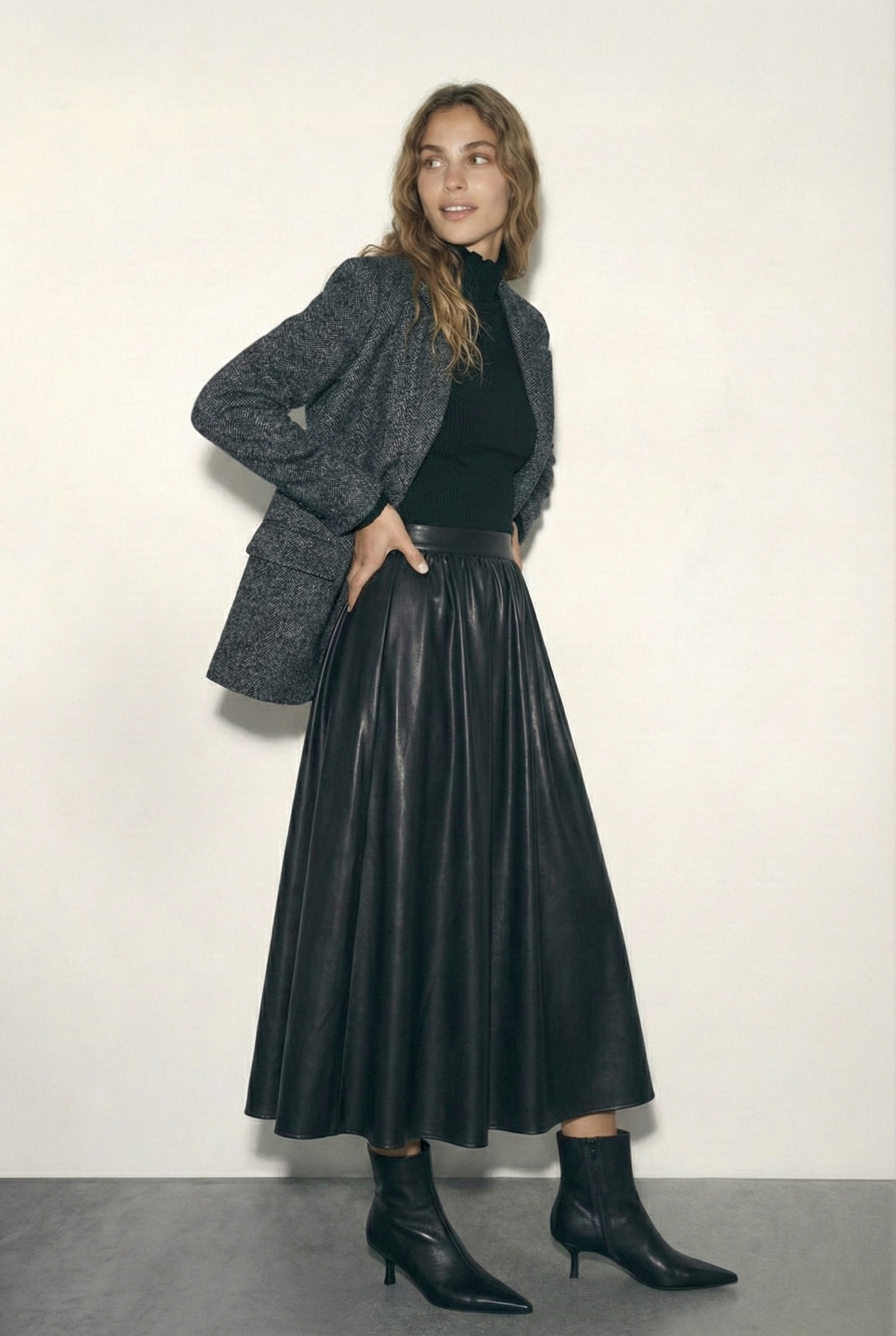 בלייזר מחויט בגוון אפור כהה