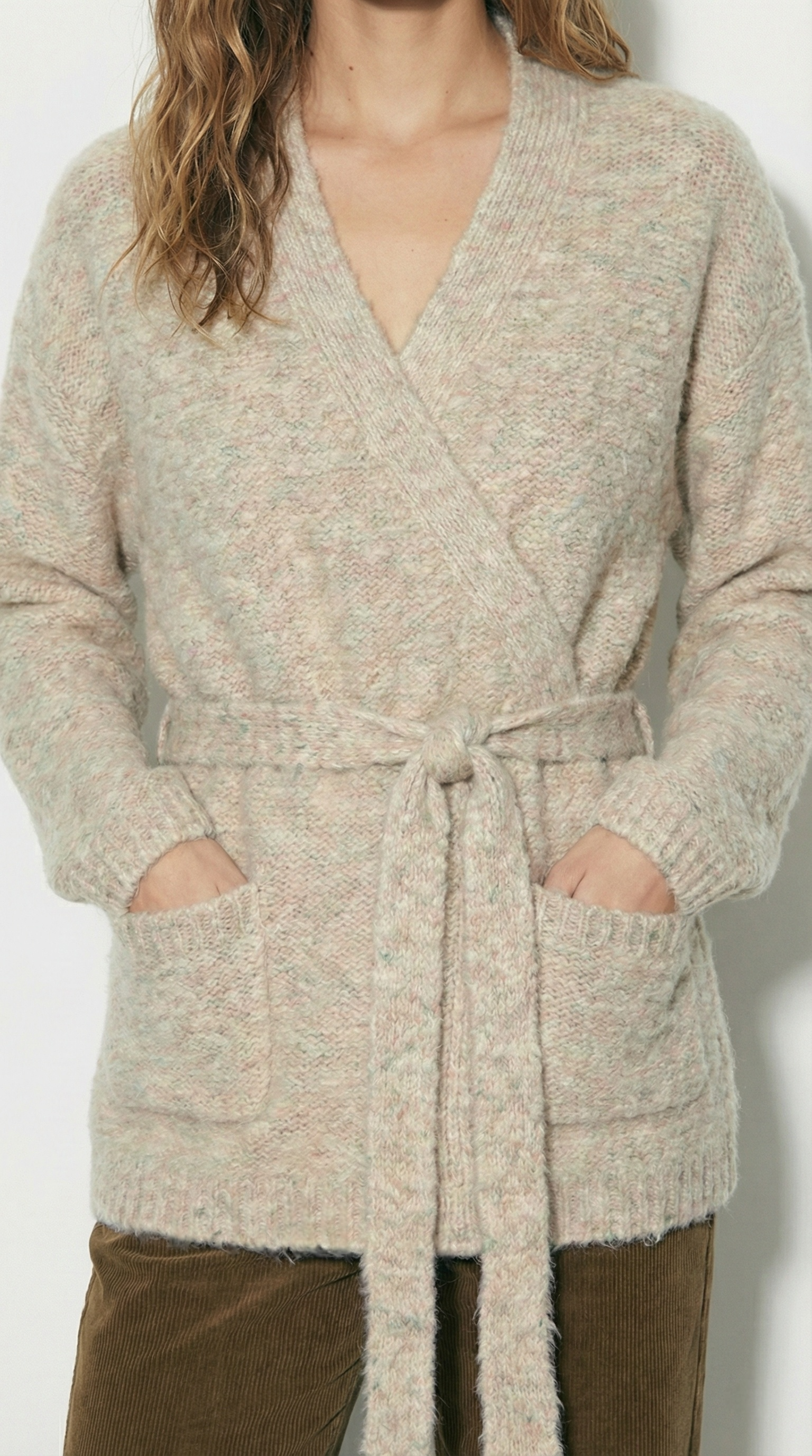 קרדיגן סריג בהיר עם קשירה