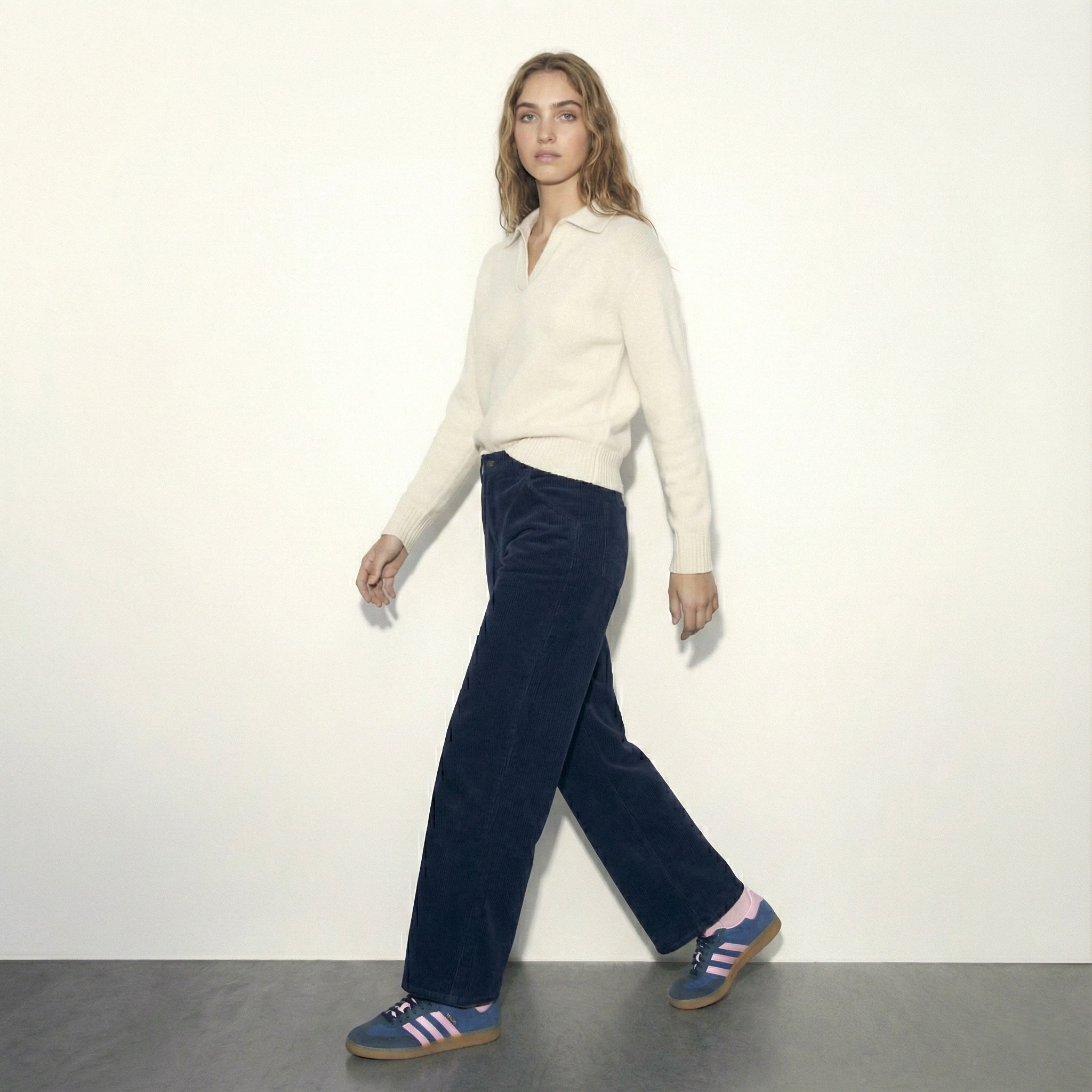 סוודר סריג בהיר עם צווארון רוכסן