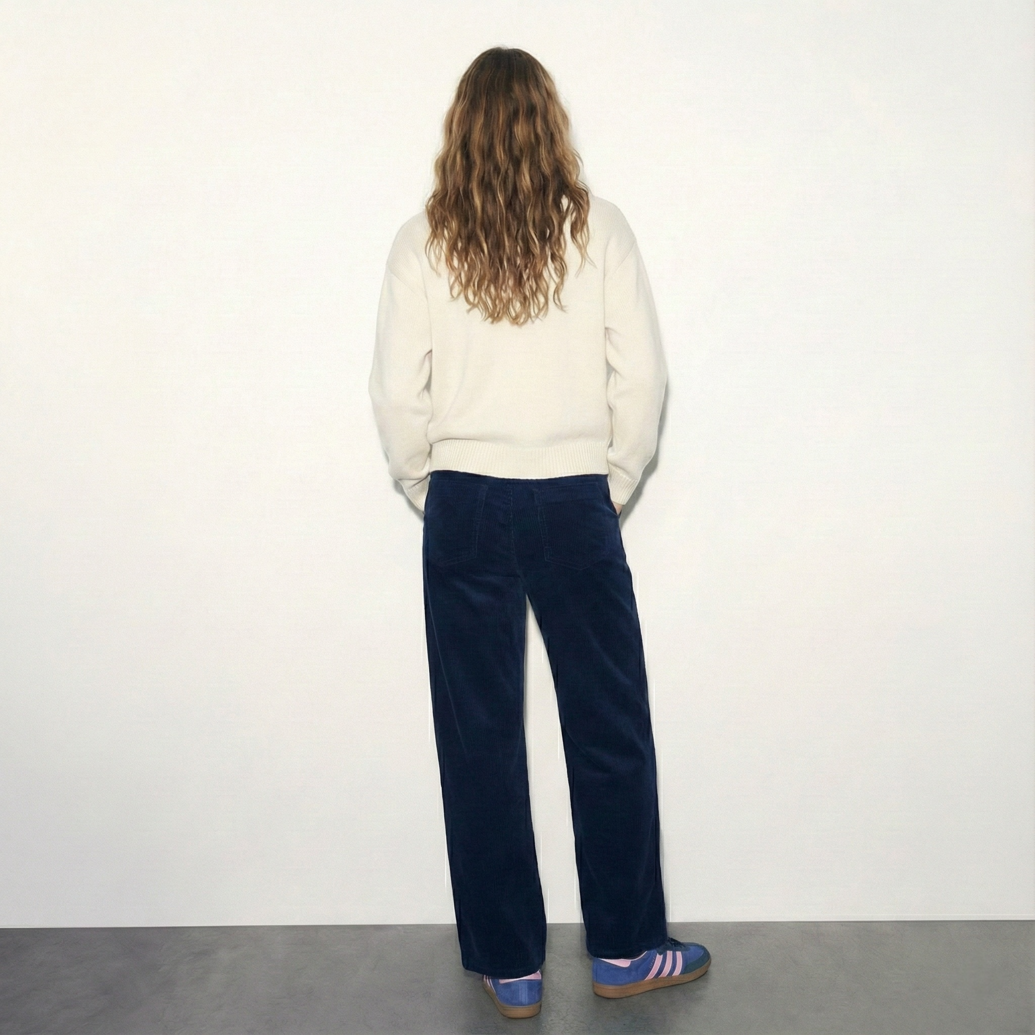 סוודר סריג בהיר עם צווארון רוכסן